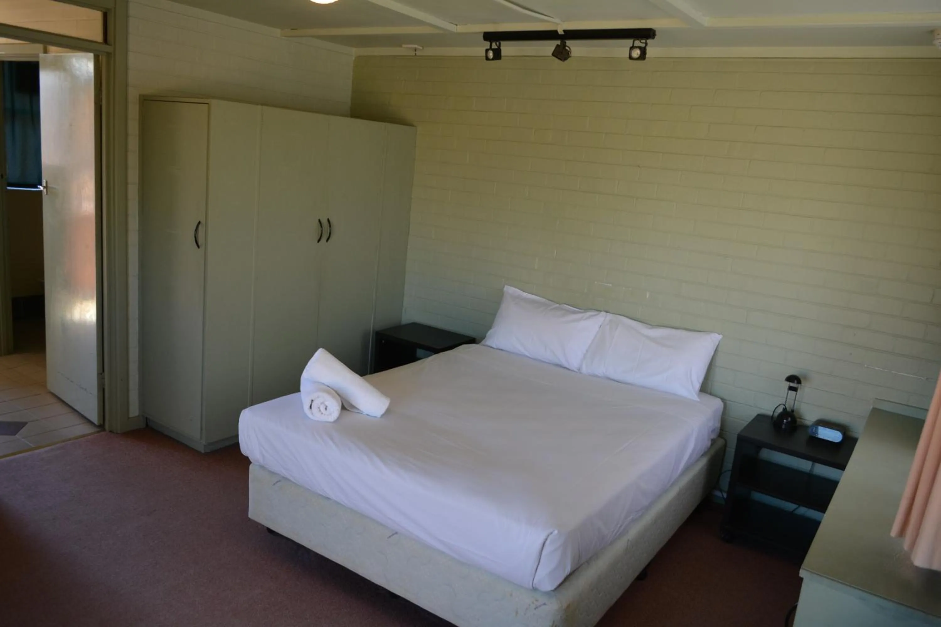 Bedroom, Bed in City Waters