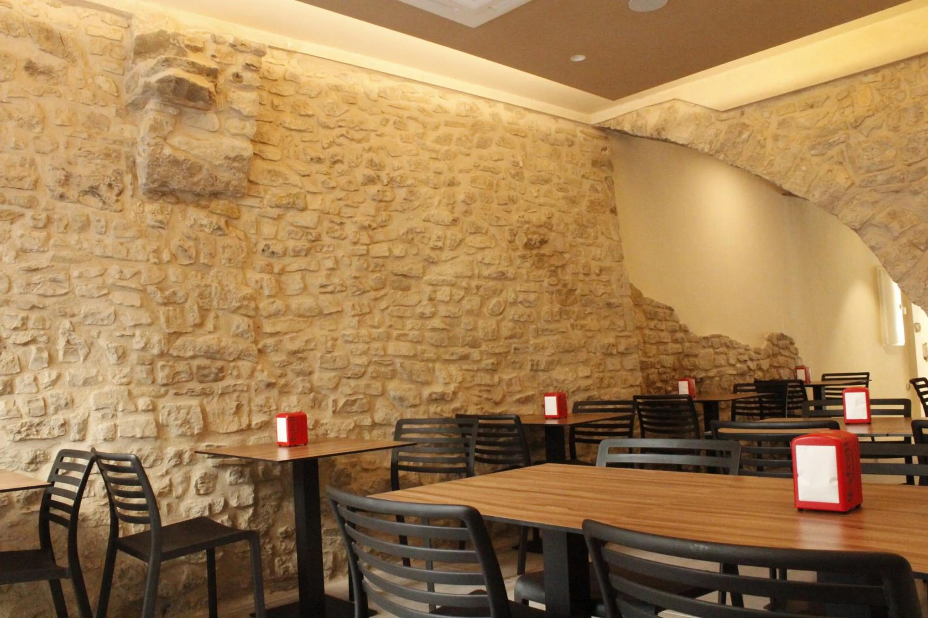 Restaurant/places to eat in Hostal Universitat