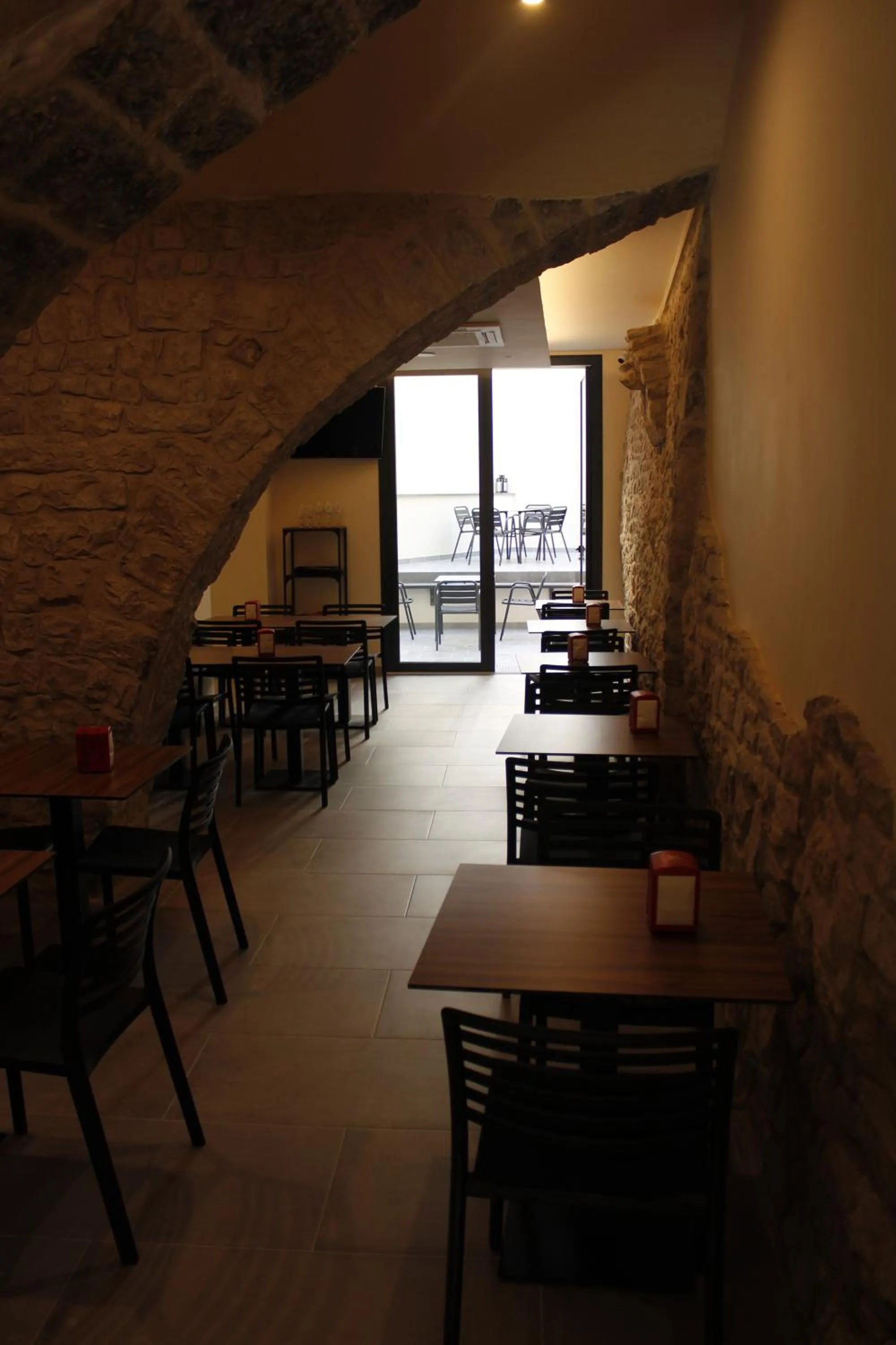 Restaurant/places to eat in Hostal Universitat