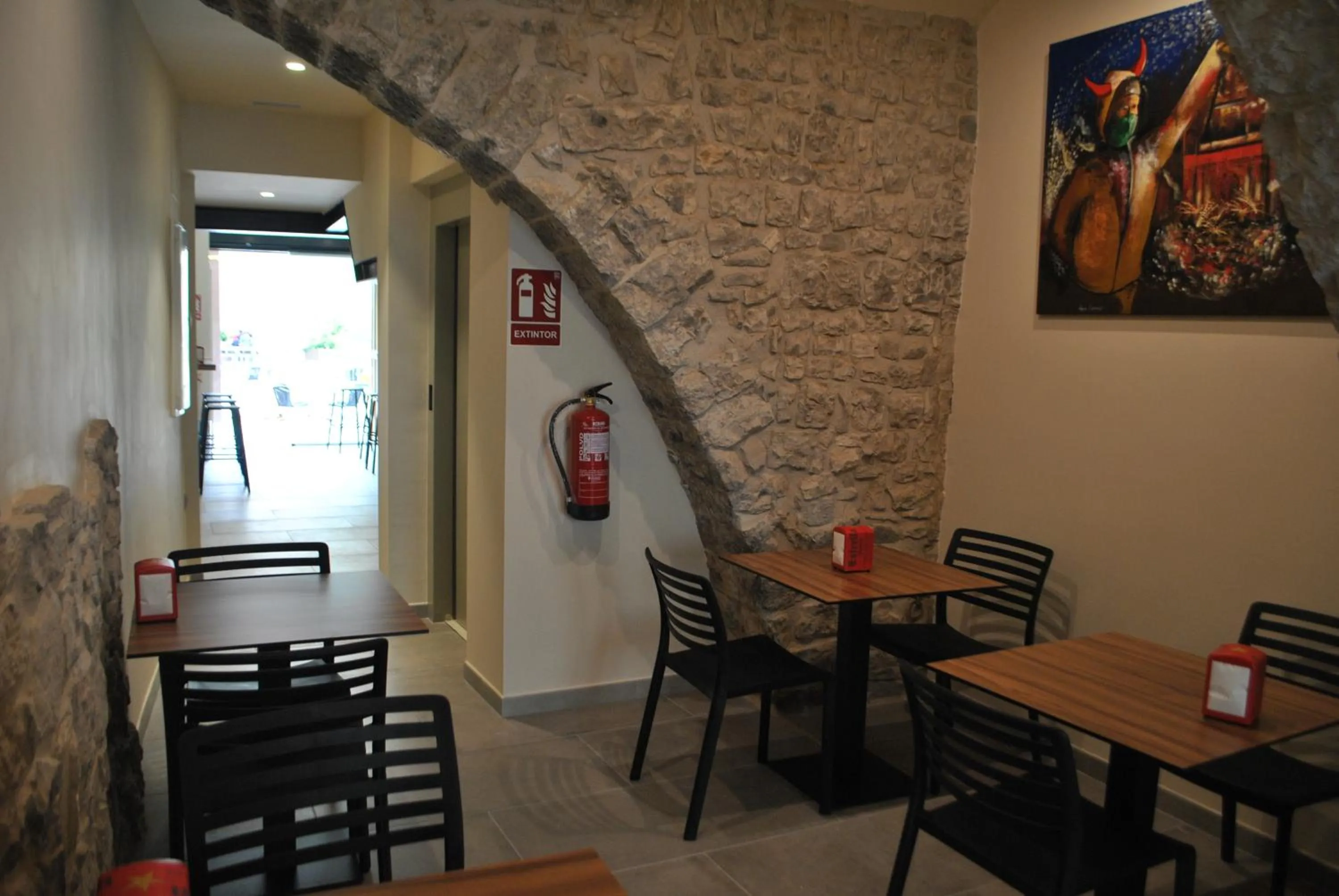 Restaurant/places to eat in Hostal Universitat