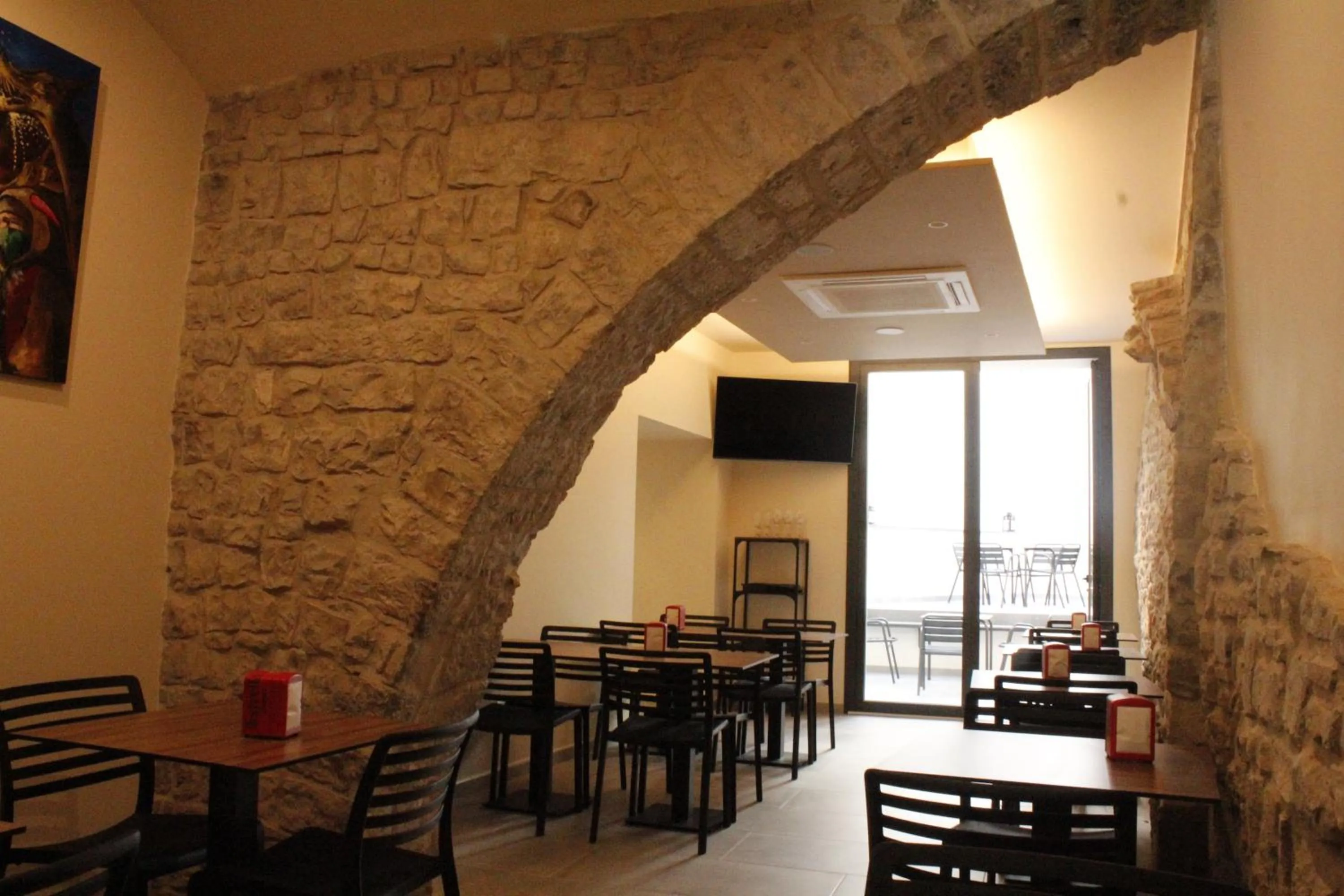 Restaurant/places to eat in Hostal Universitat