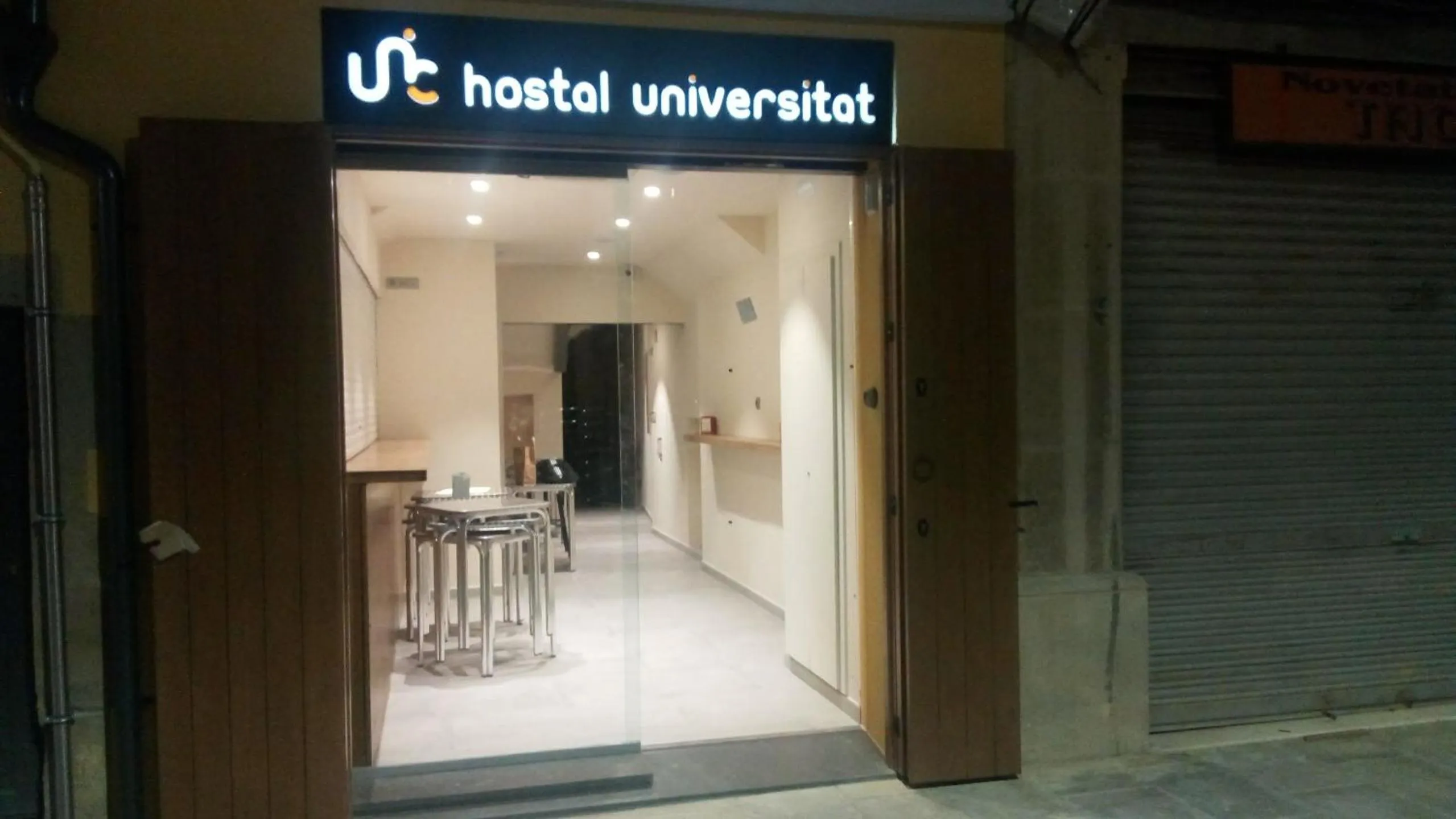 Facade/entrance in Hostal Universitat