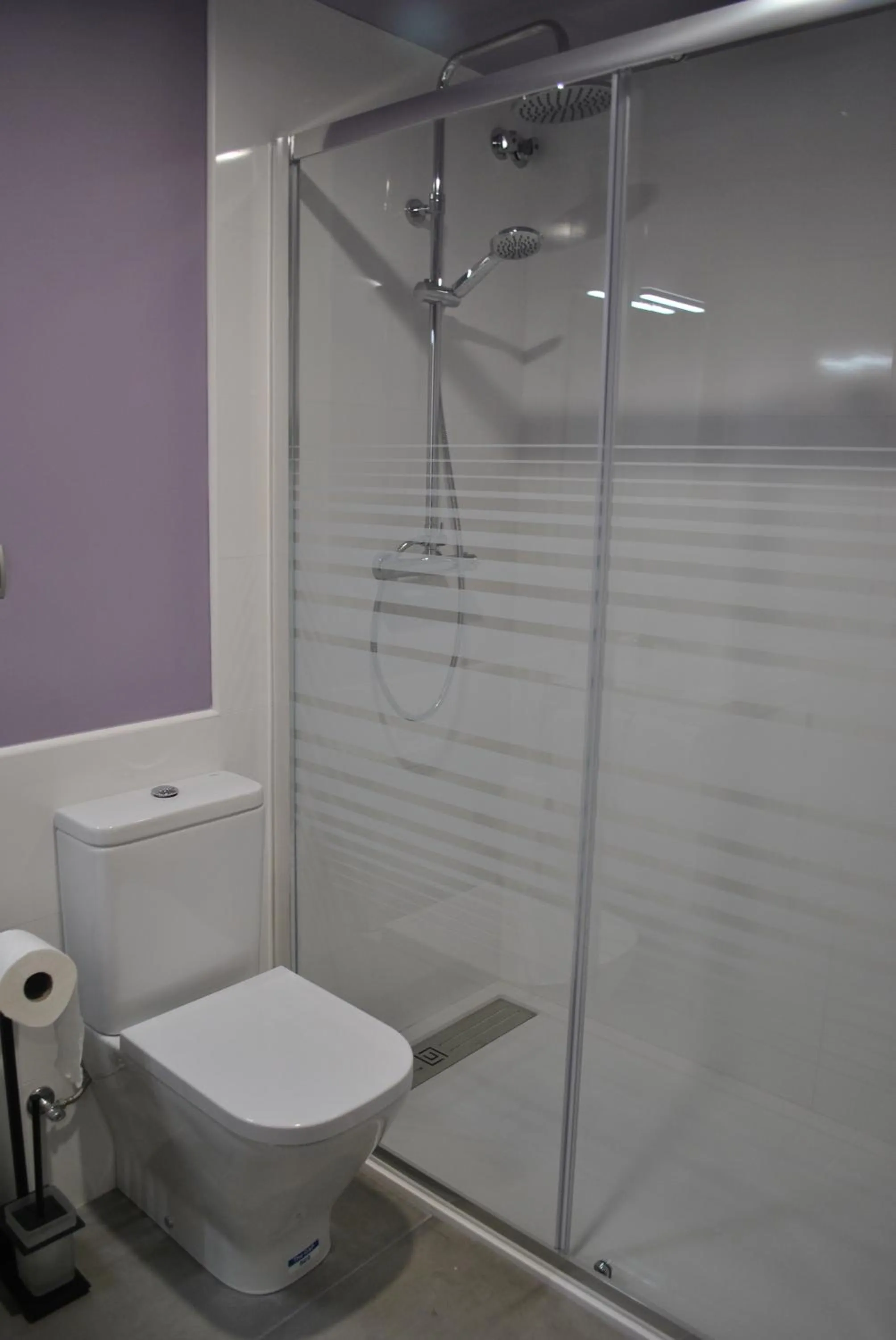 Shower in Hostal Universitat