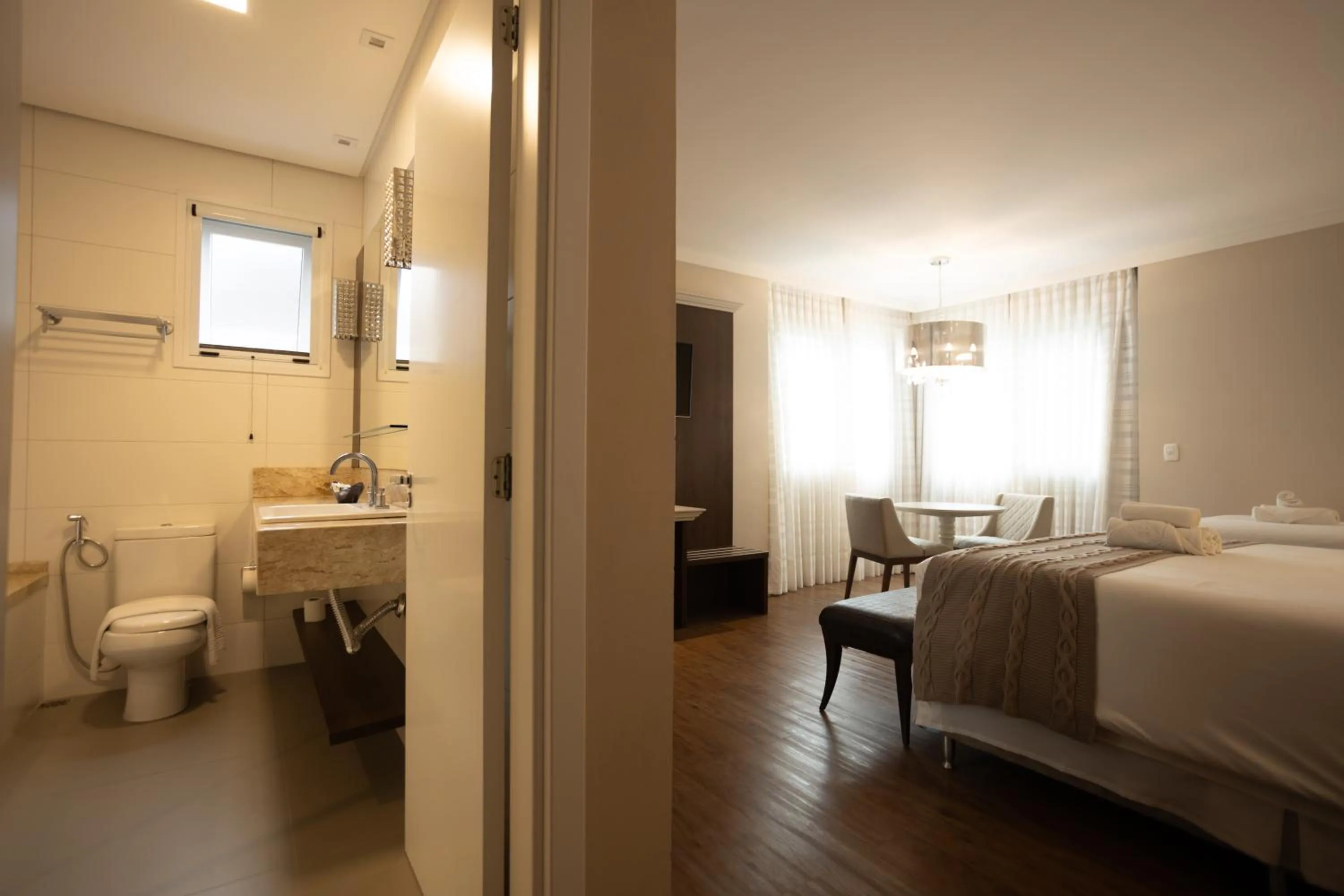 Toilet, Bed in Hotel Jardins da Colina