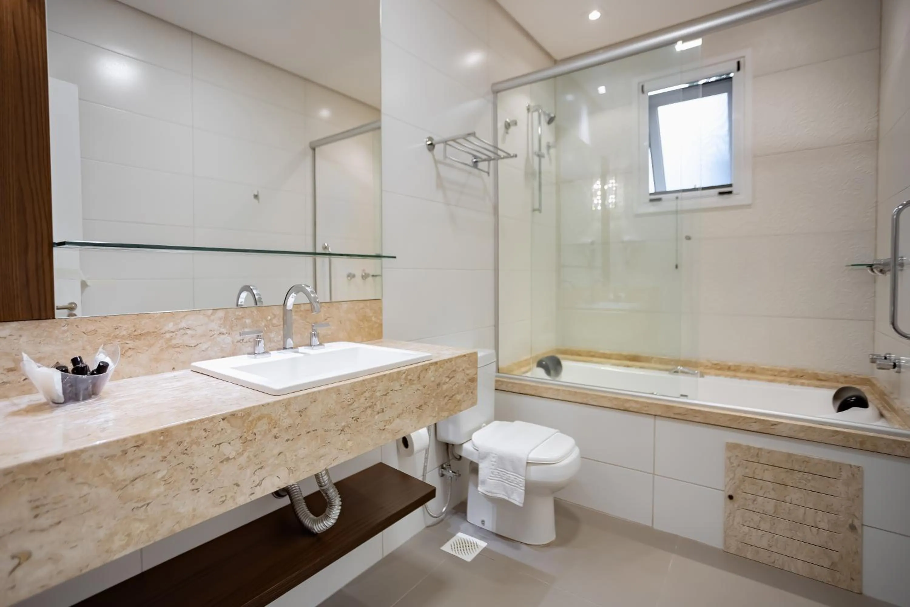 Shower in Hotel Jardins da Colina