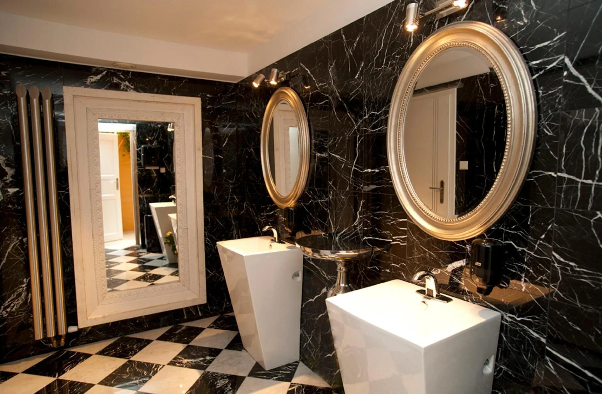 Bathroom in Hotel Kolegiacki