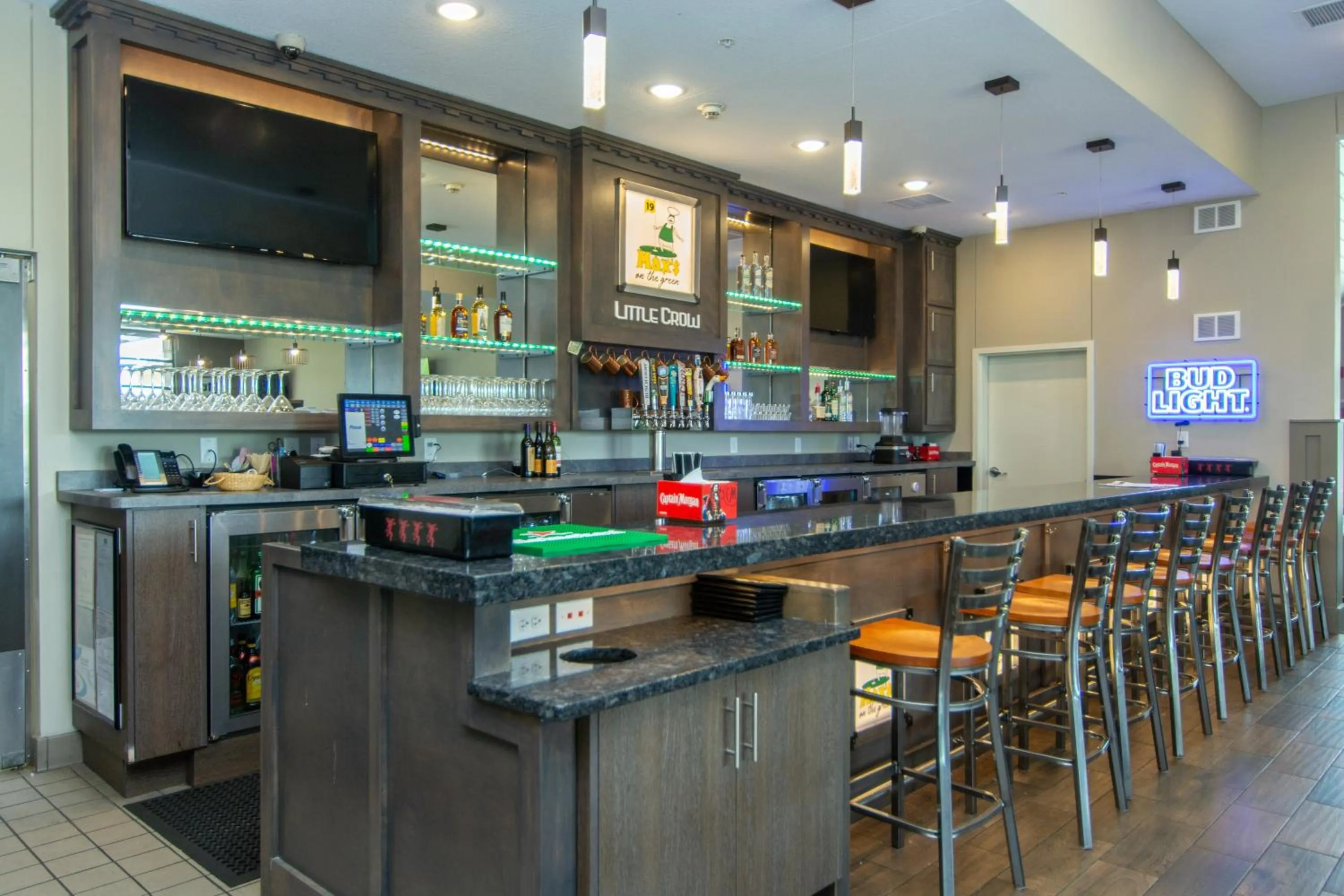 Lounge or bar in Little Crow Resort & Conference, Trademark by Wyndham