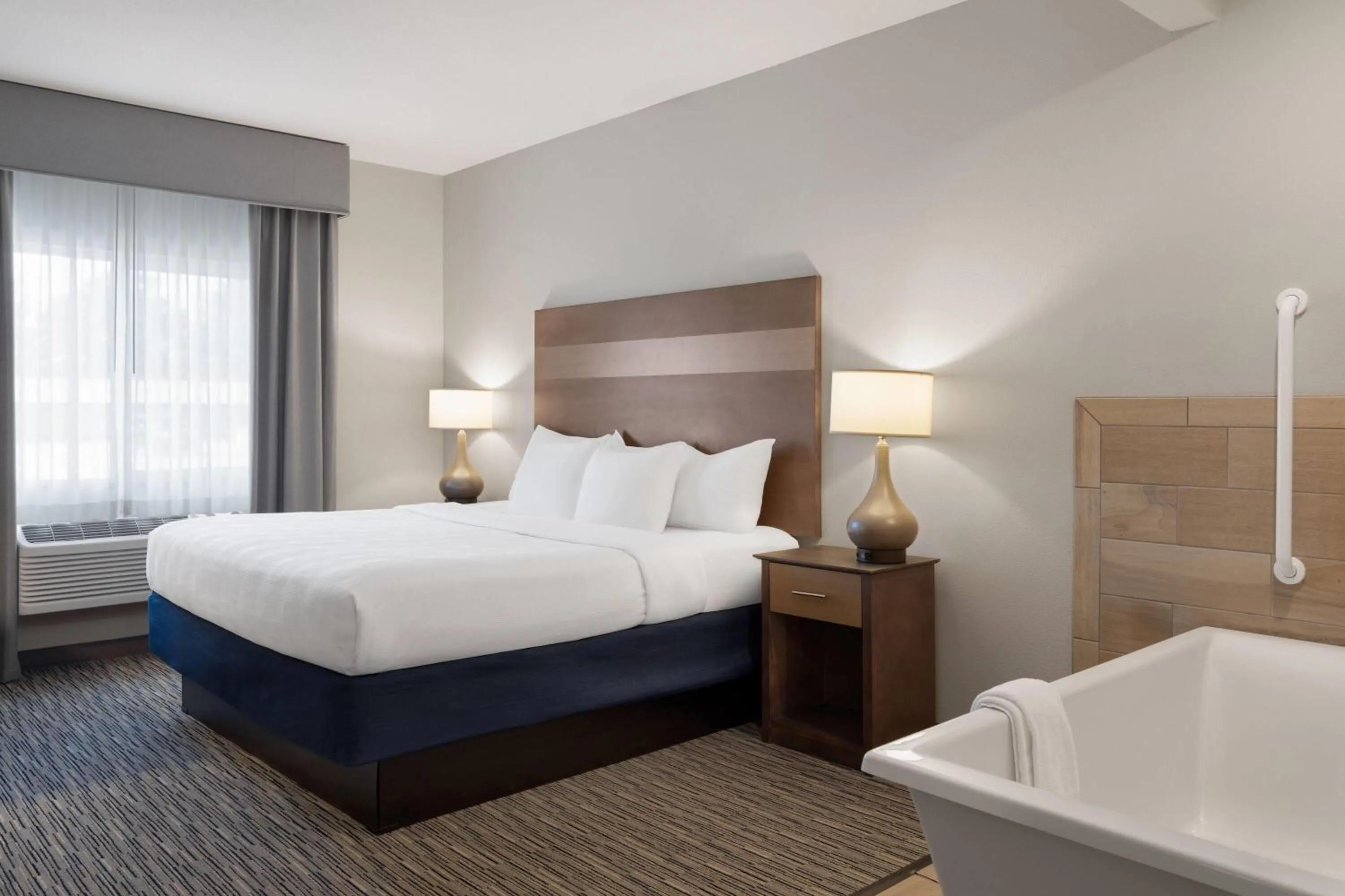 Bath, Bed in Little Crow Resort & Conference, Trademark by Wyndham