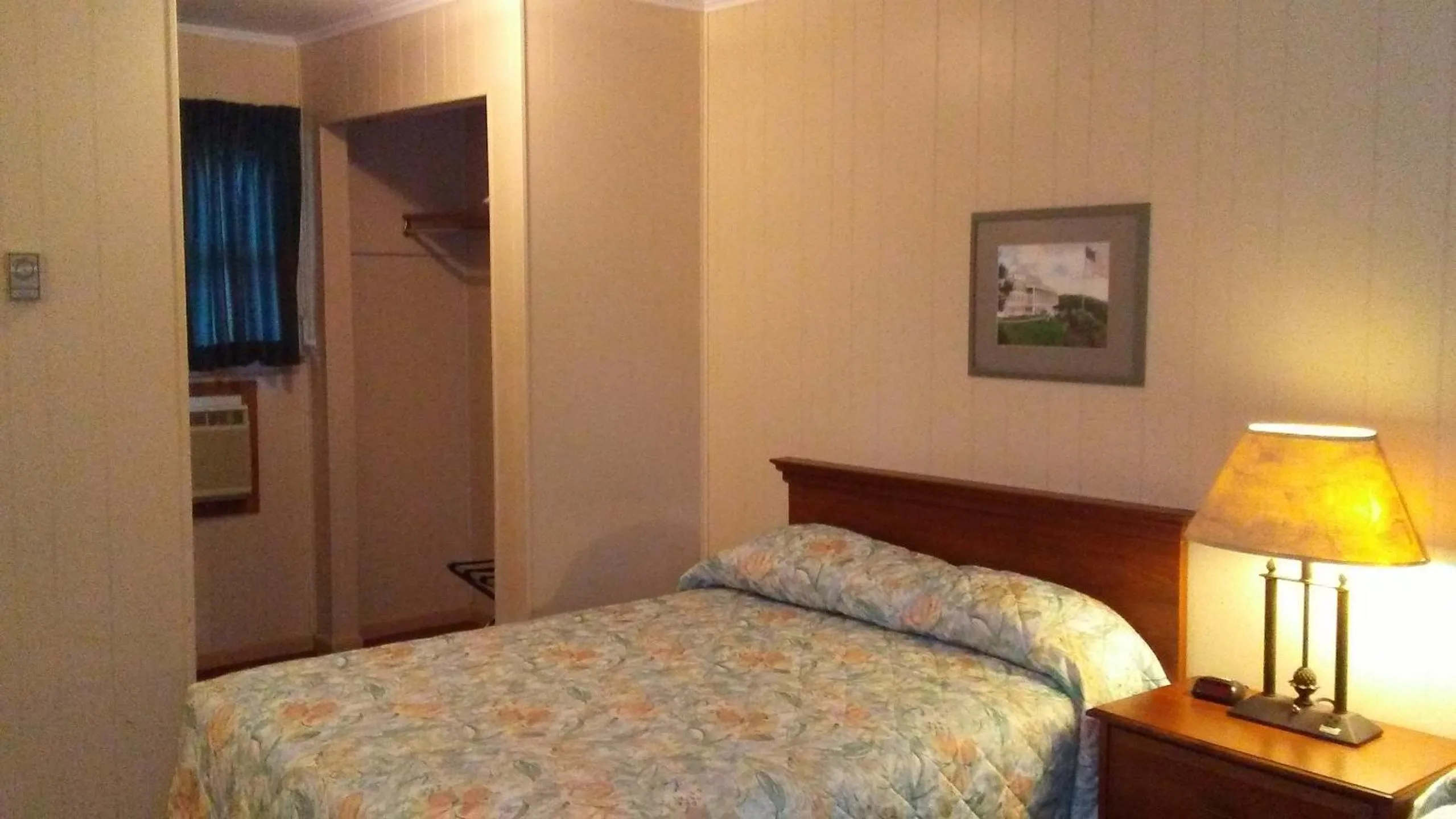 Bed in Catskill Motor Court