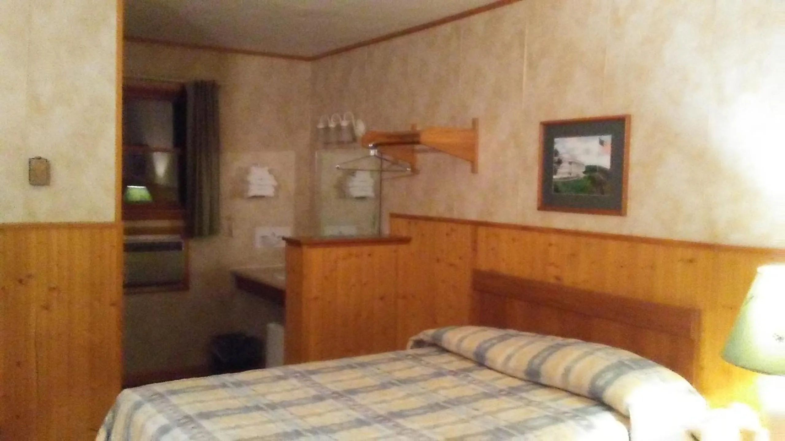 Bed in Catskill Motor Court