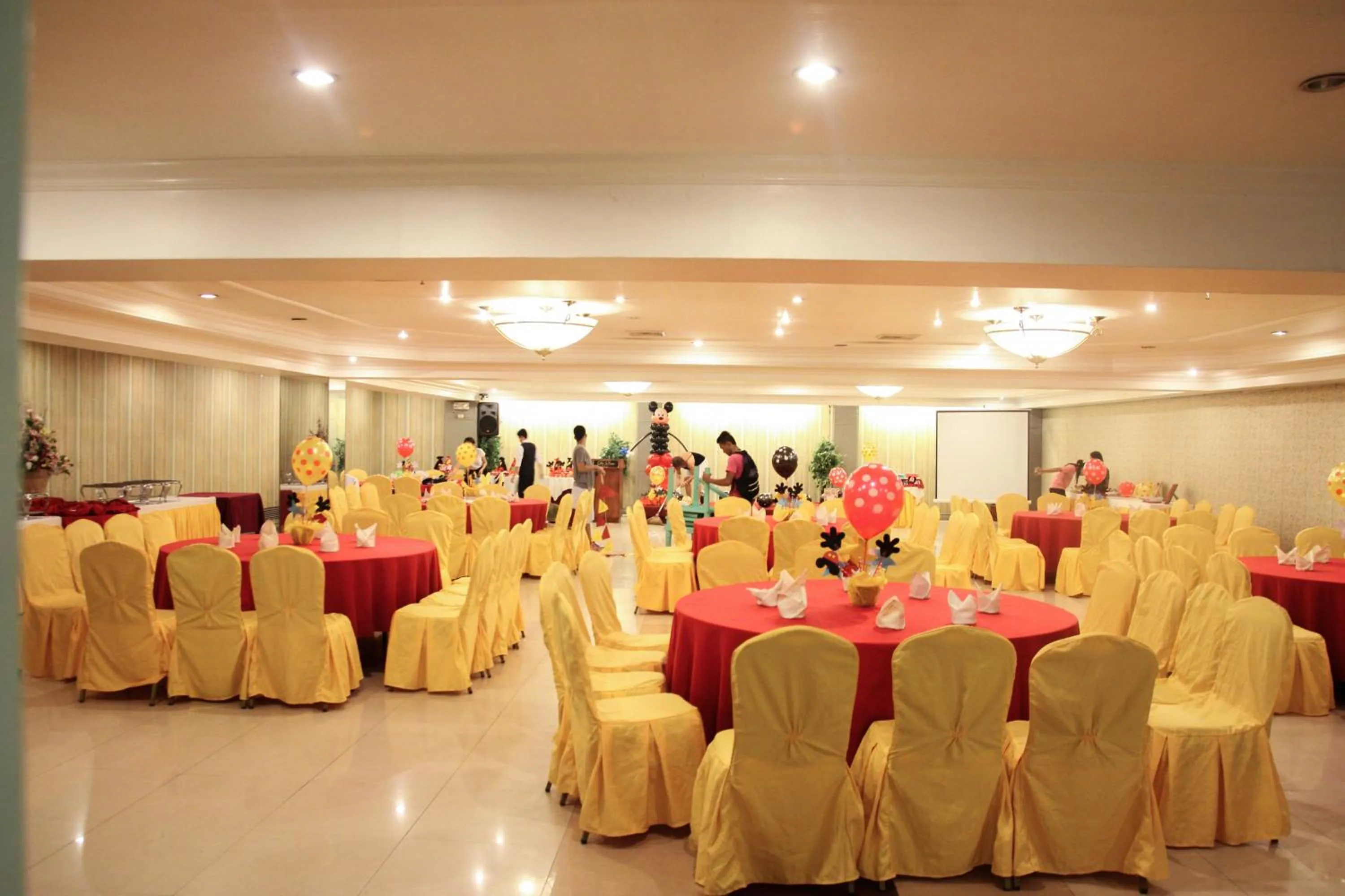 Business facilities in De Luxe Hotel