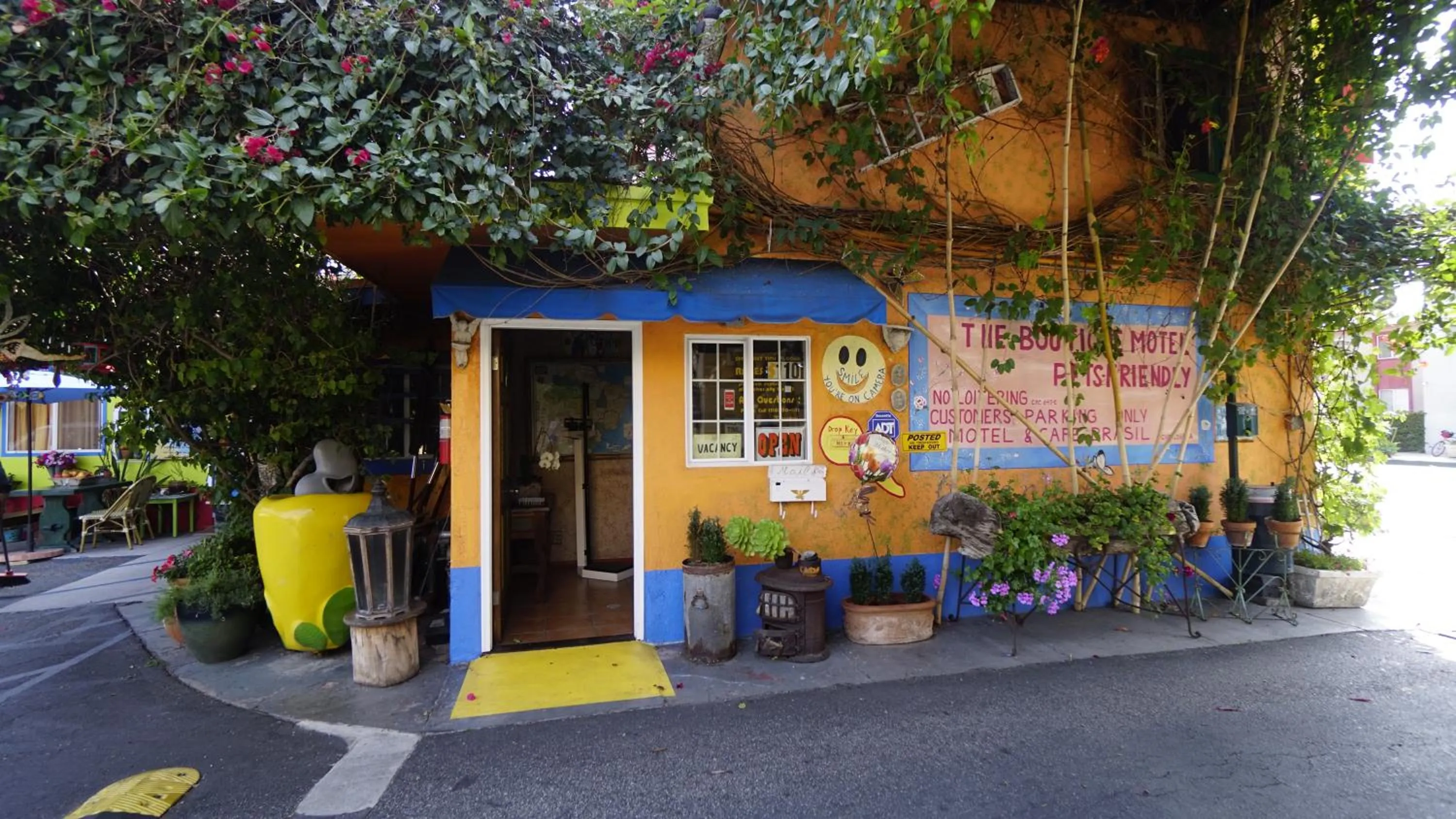 Property building in Villa Brasil Motel