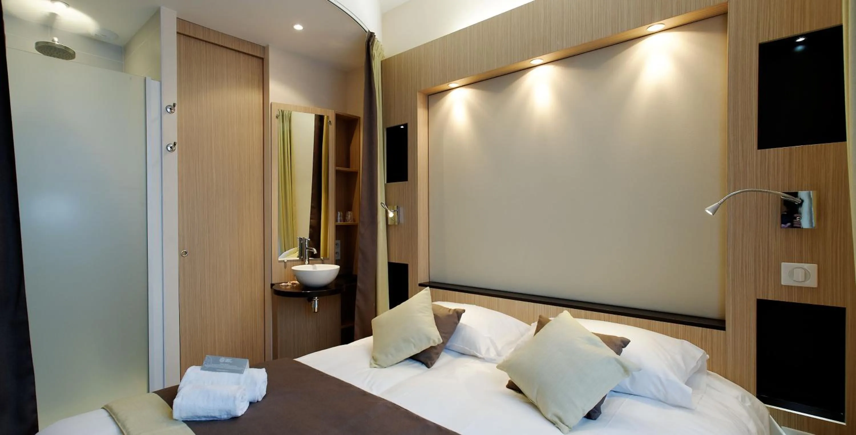 Photo of the whole room, Bed in Castel Victoria