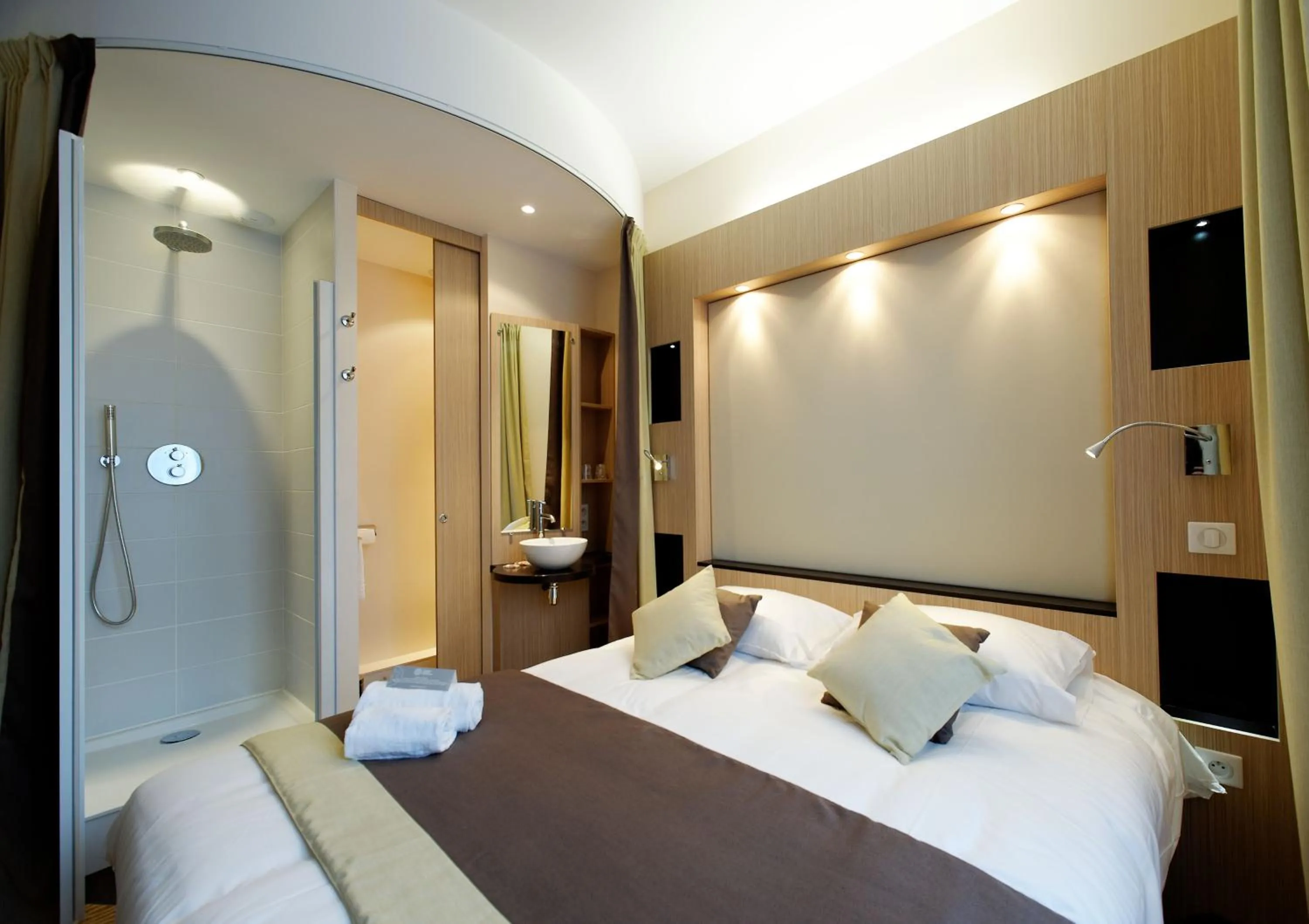 Photo of the whole room, Bed in Castel Victoria