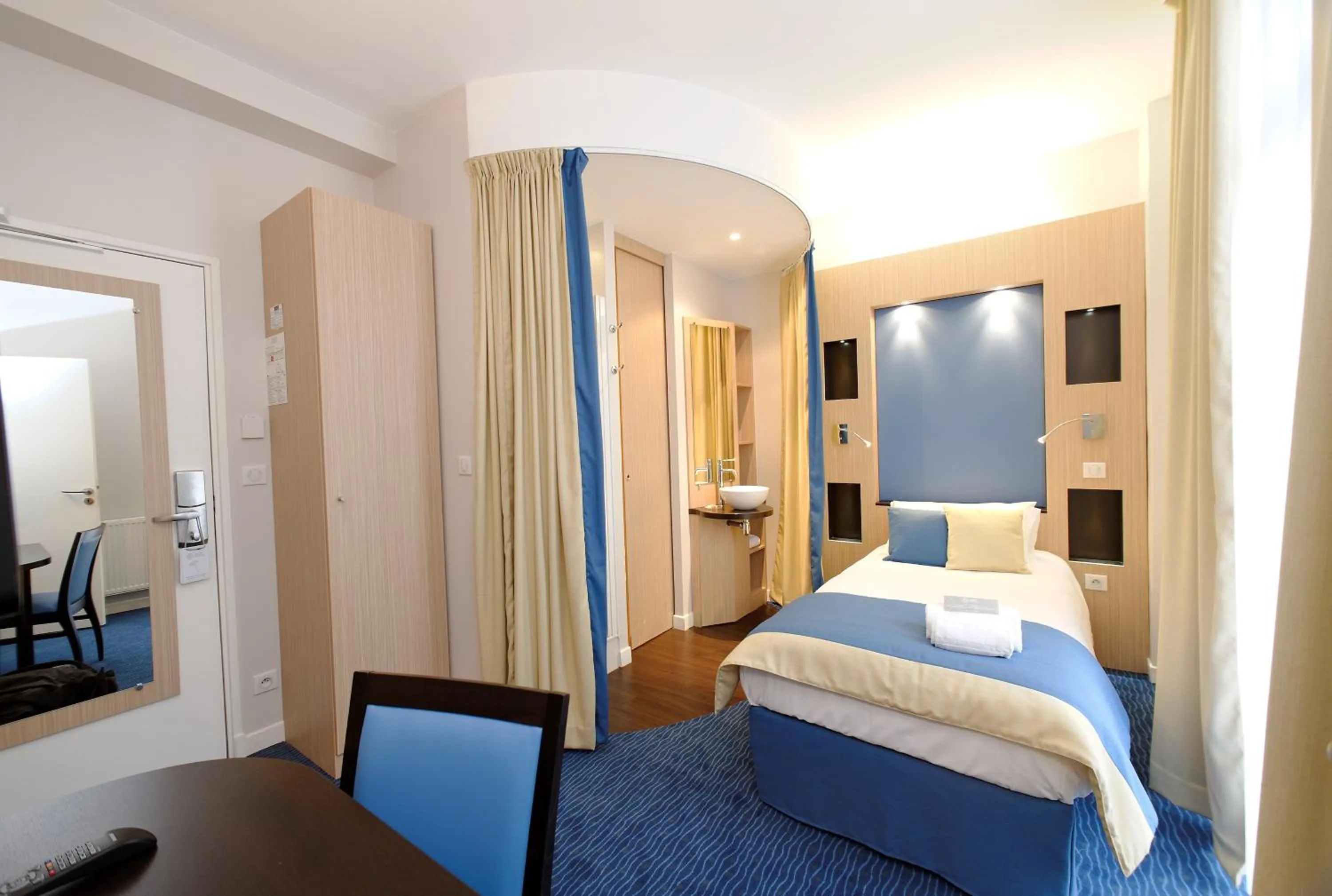 Photo of the whole room, Bed in Castel Victoria