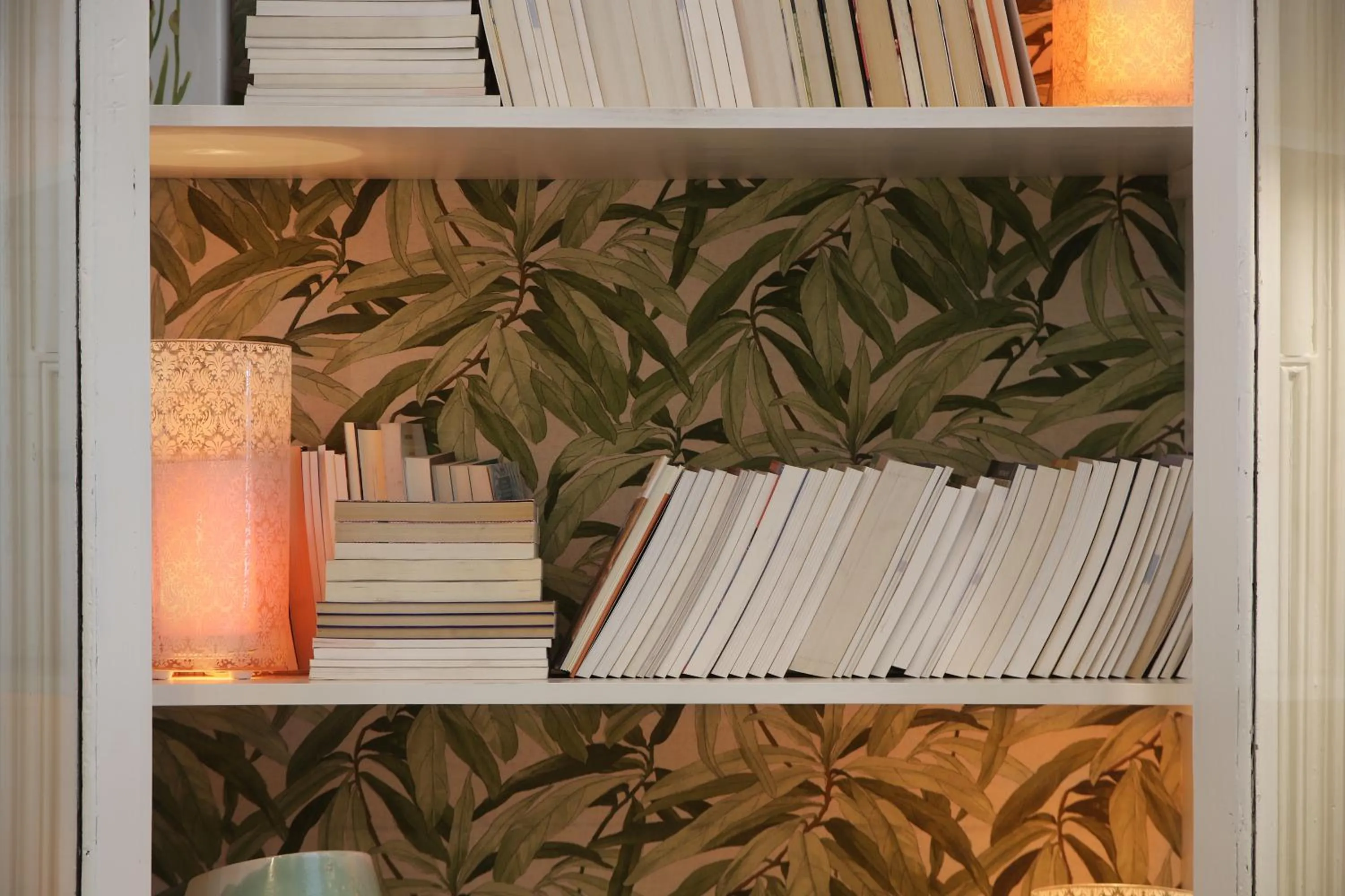 Library in Ofelias Hotel 4Sup