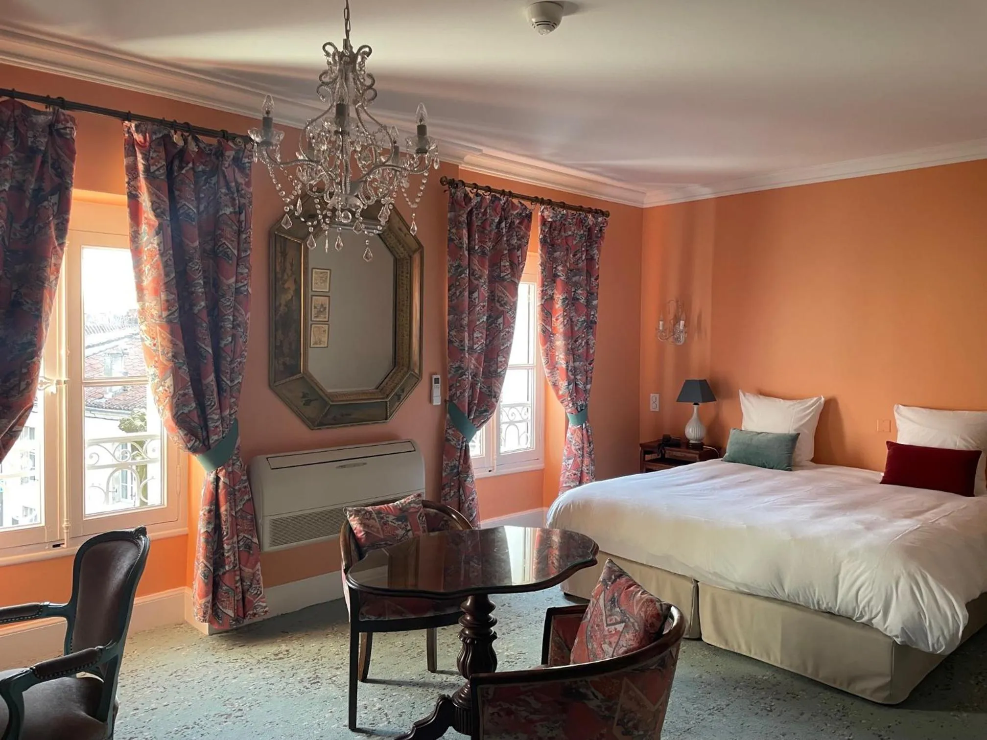 Bed in Hôtel Château des Jacobins