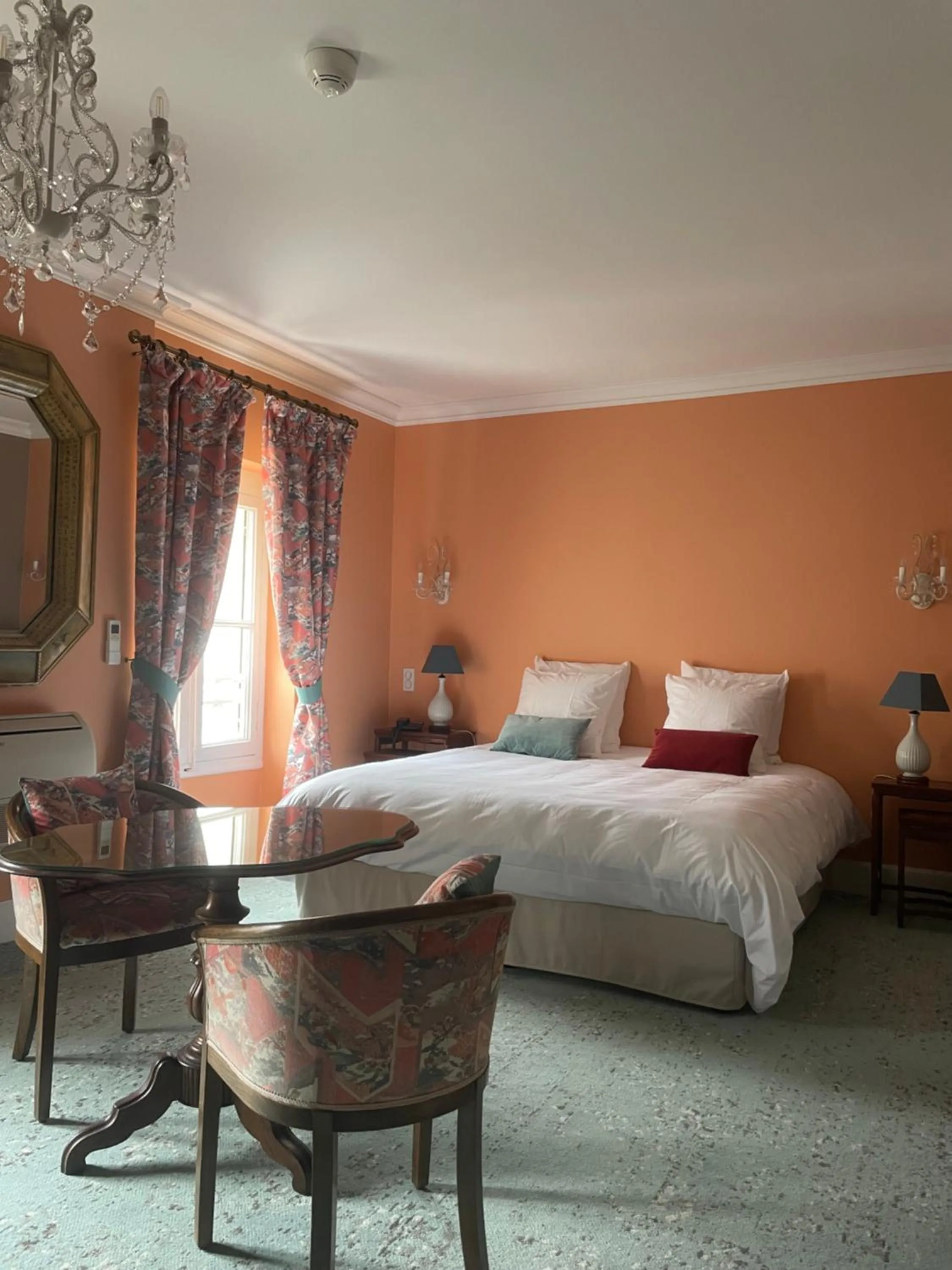 Bed in Hôtel Château des Jacobins