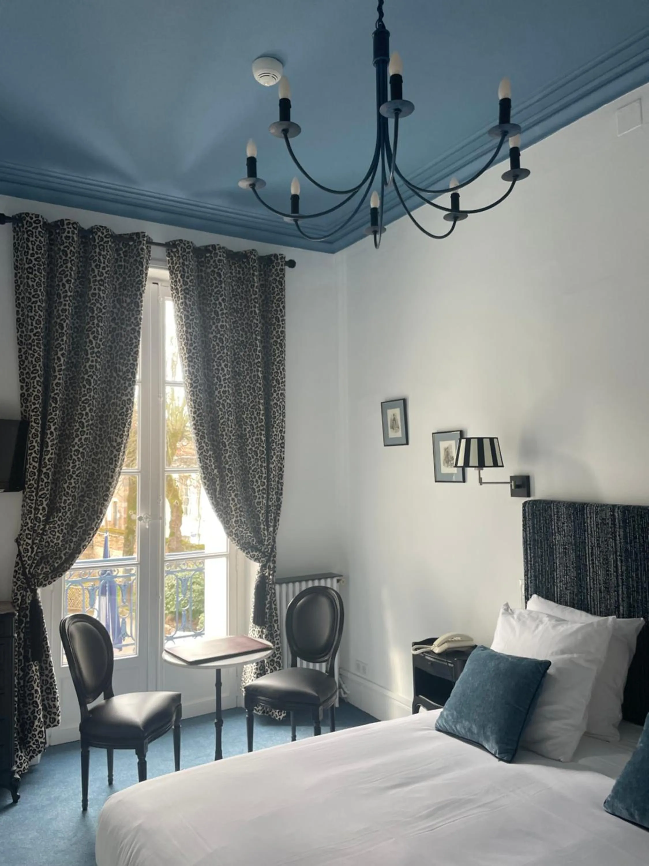 Bed in Hôtel Château des Jacobins