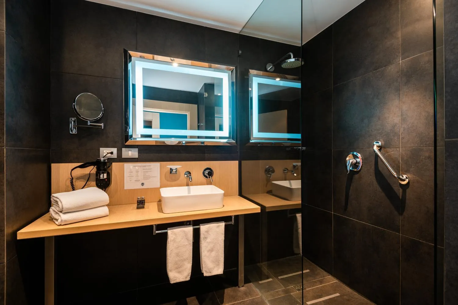 Shower in Novotel Bogota Parque 93