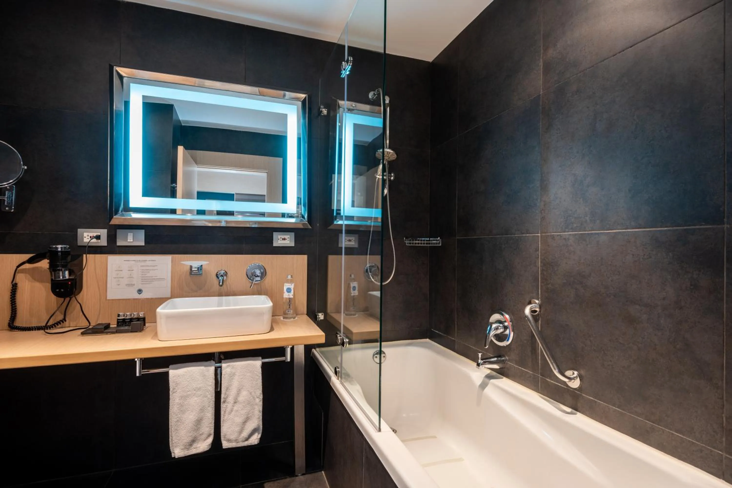 Shower in Novotel Bogota Parque 93