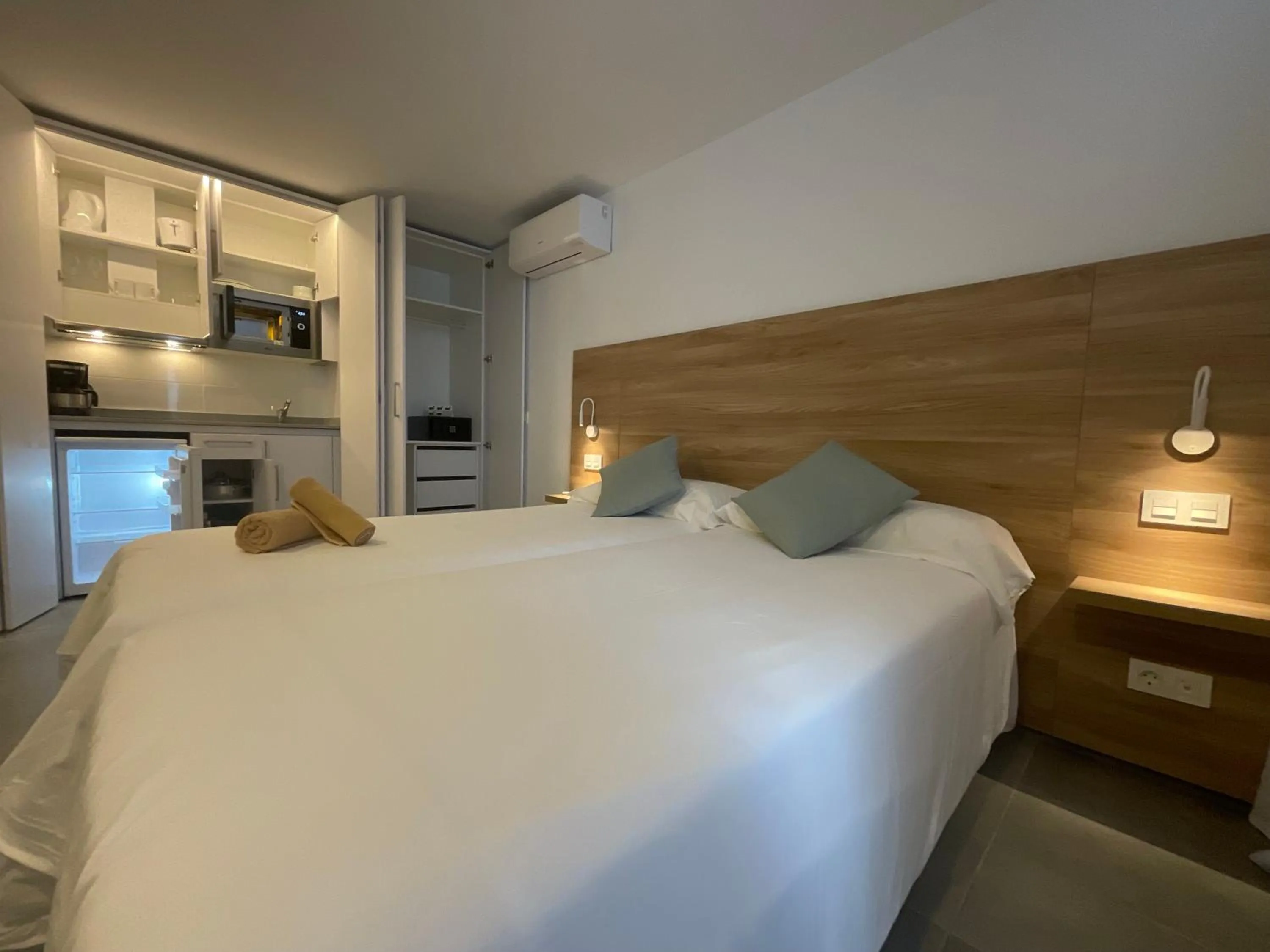 Bedroom, Bed in Kikere Studios