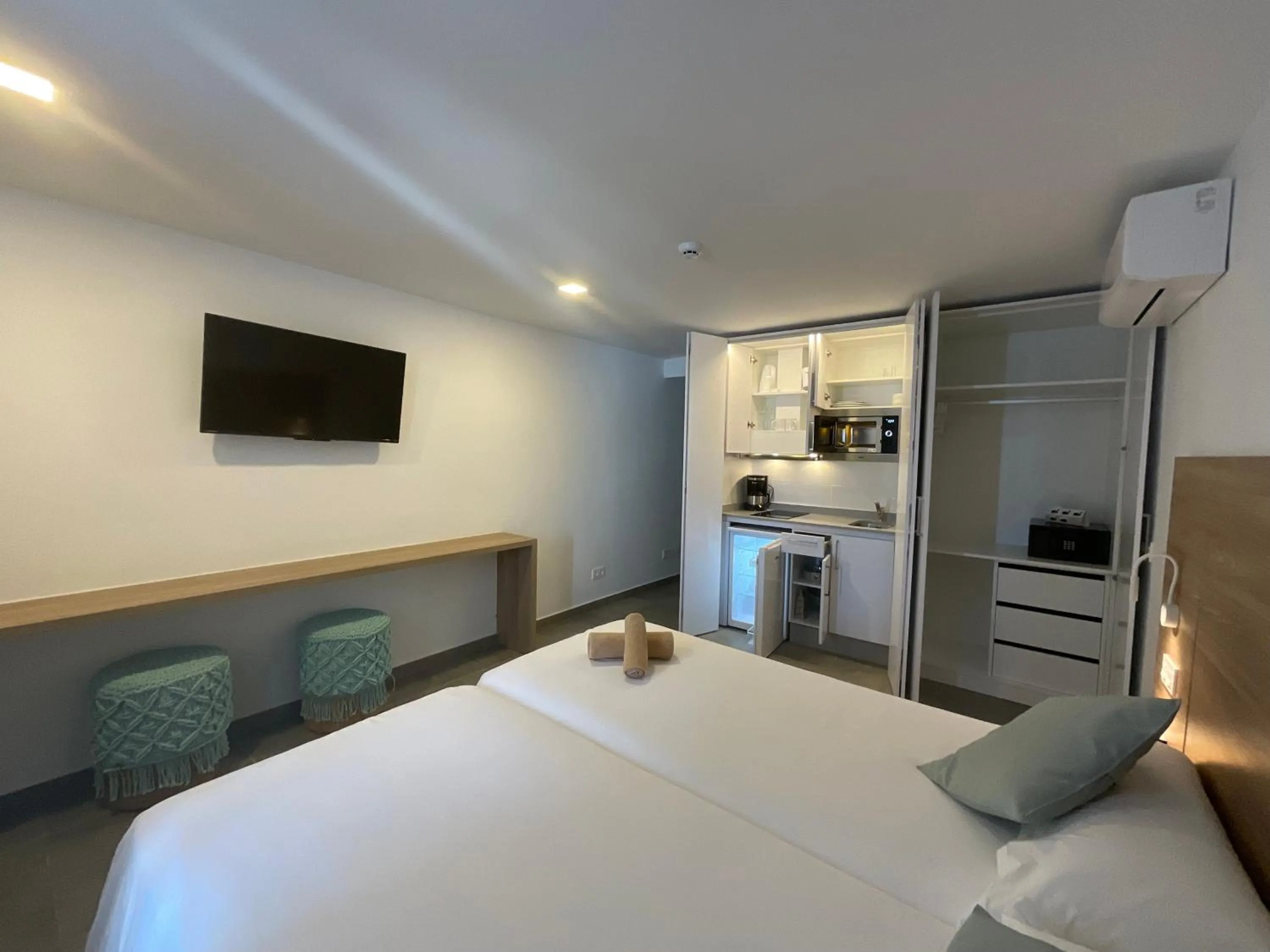 Photo of the whole room, Bed in Kikere Studios