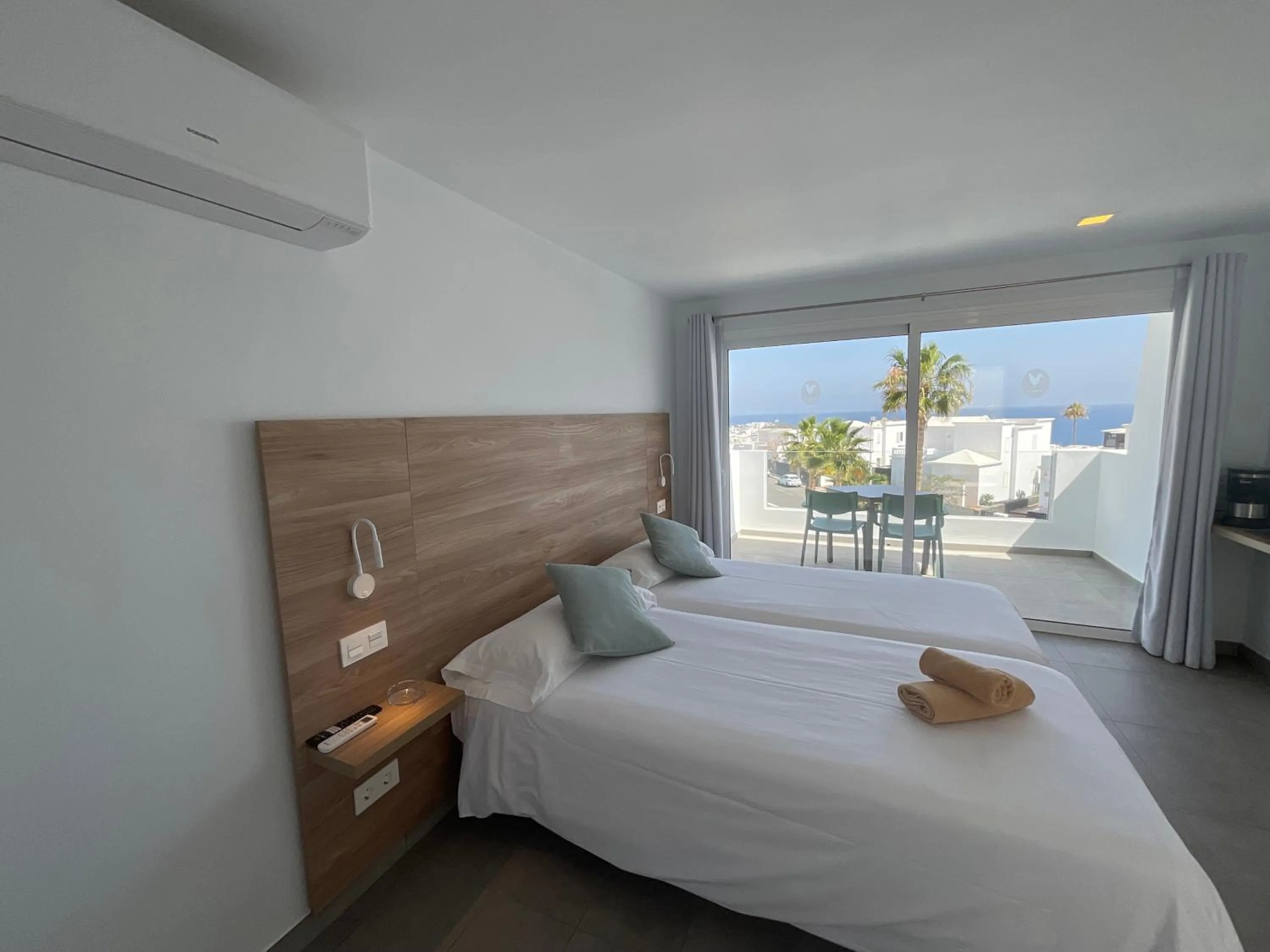 Photo of the whole room, Bed in Kikere Studios