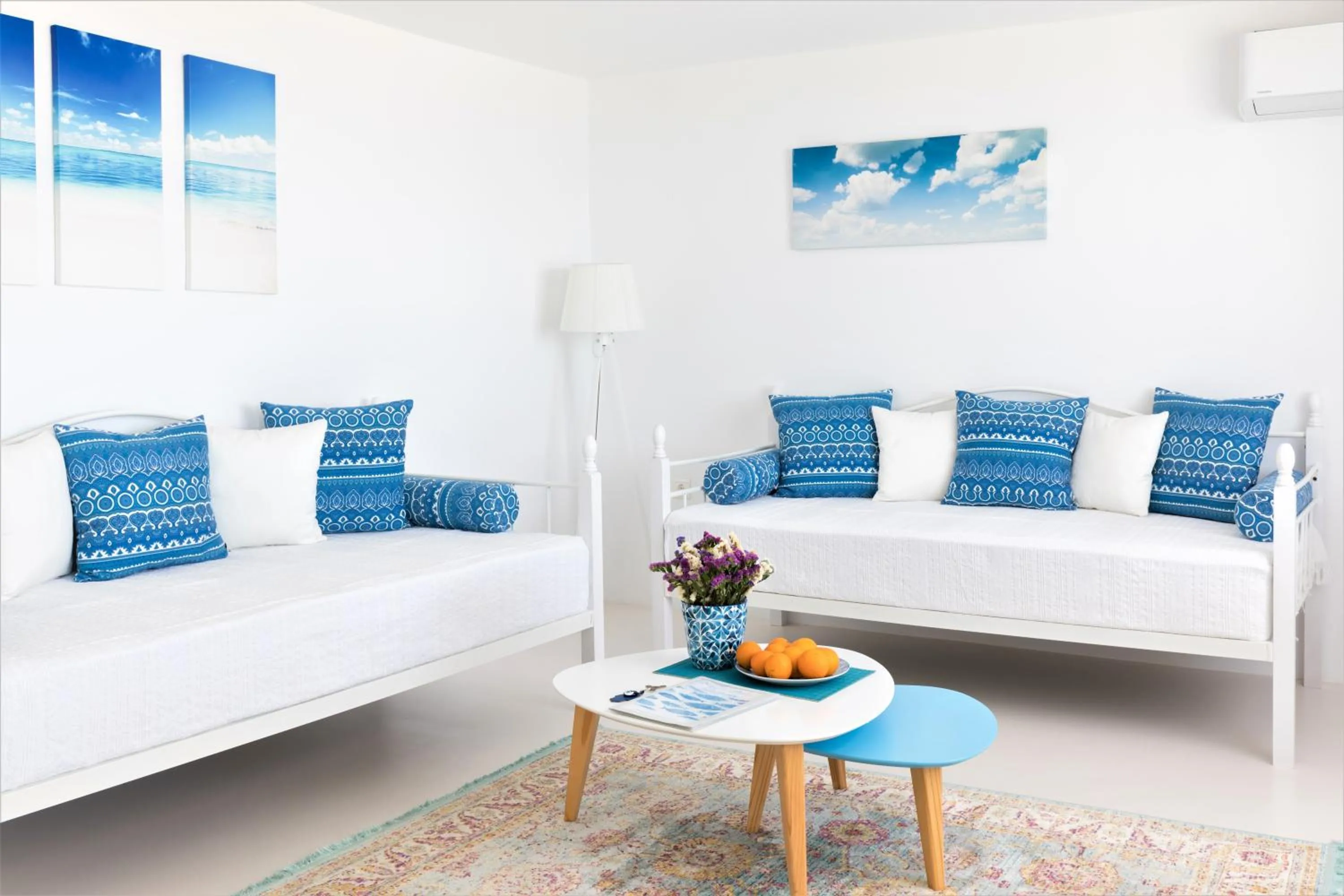 Living room, Bed in Sugar Blue