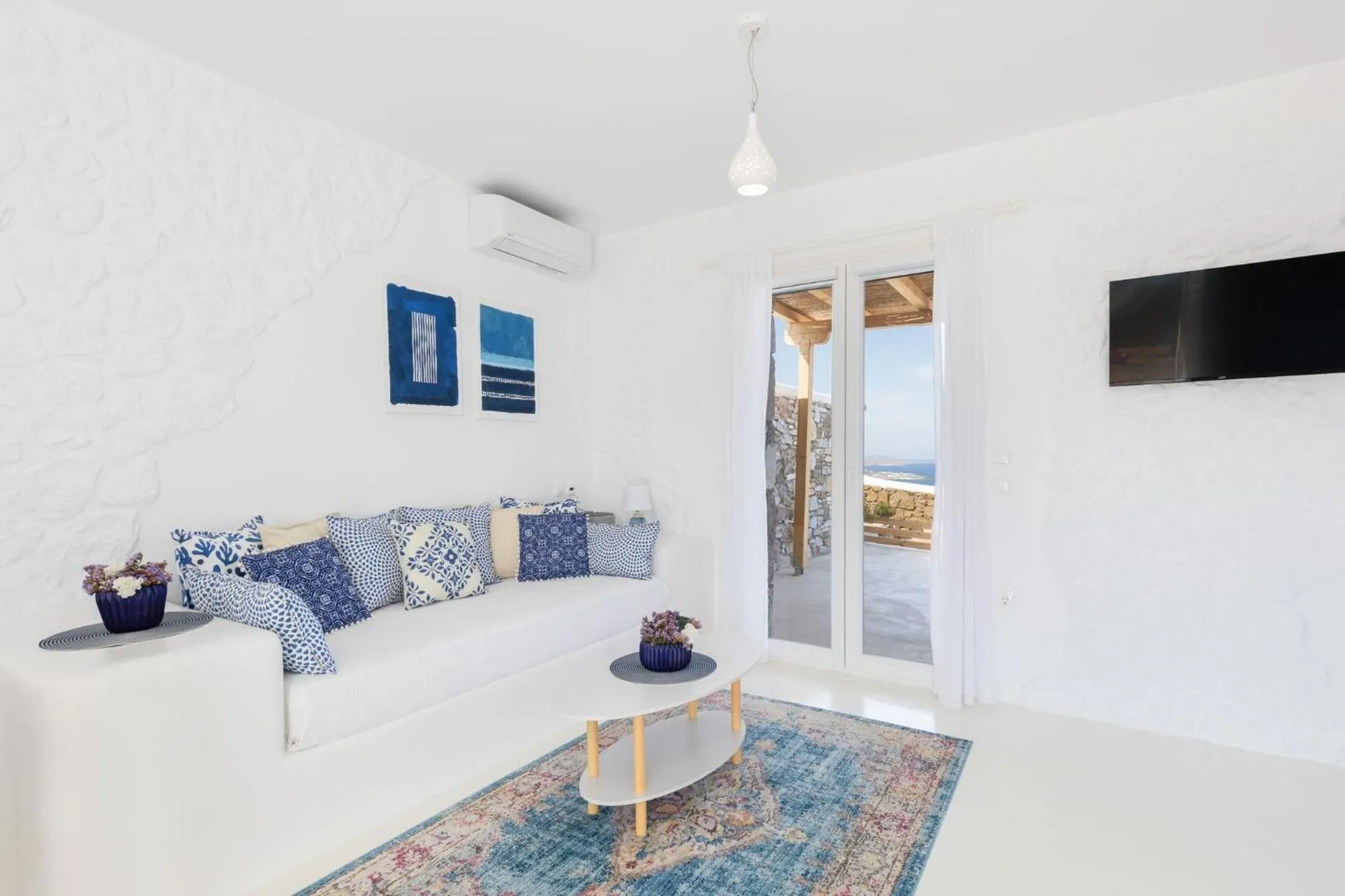 Seating area, Bed in Sugar Blue