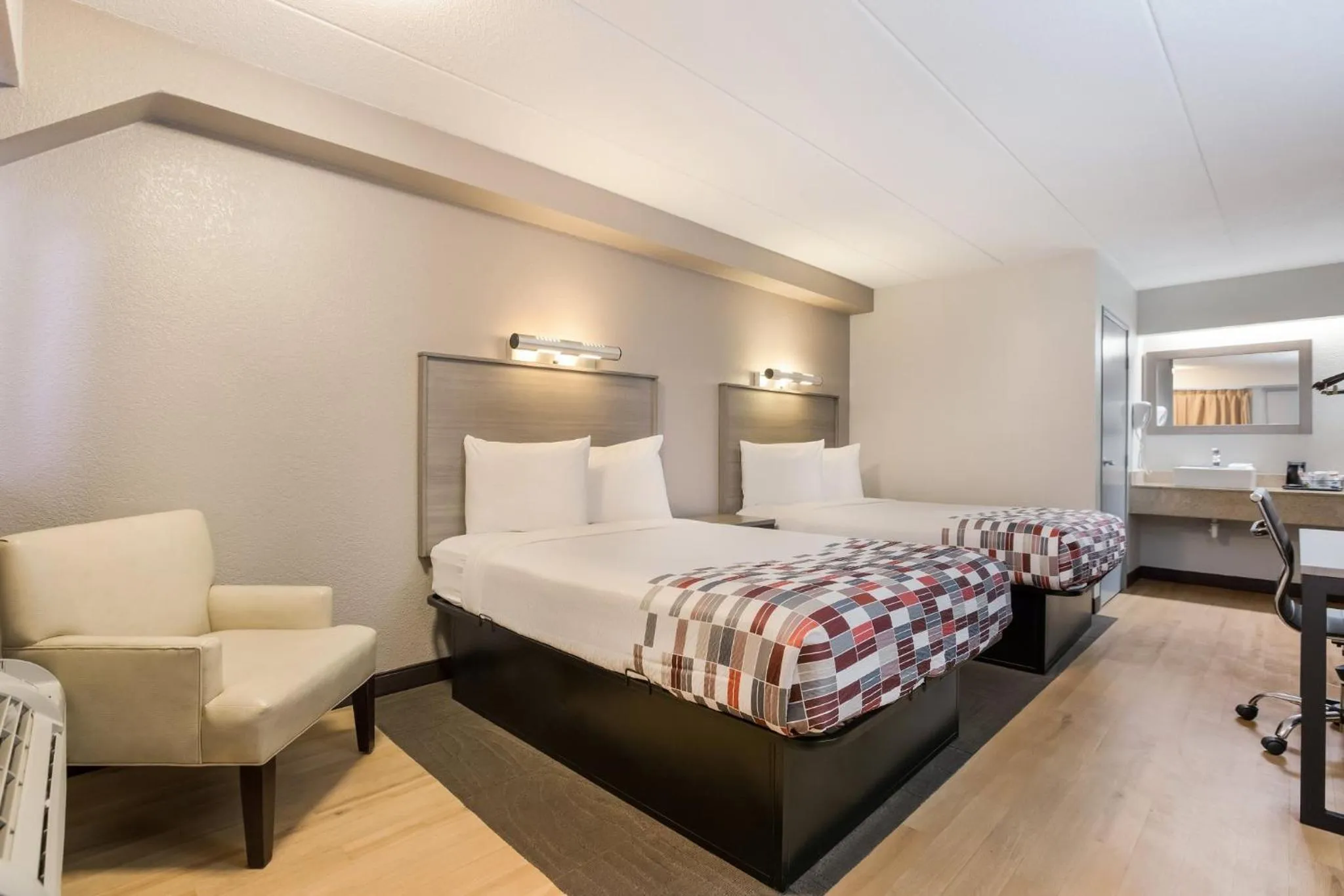 Photo of the whole room, Bed in Red Roof Inn Princeton - Ewing