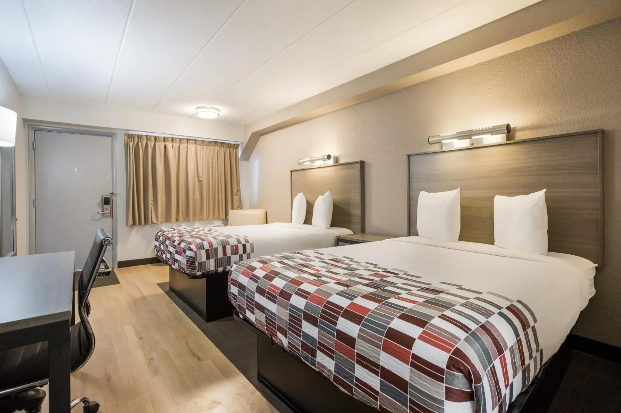 Photo of the whole room, Bed in Red Roof Inn Princeton - Ewing