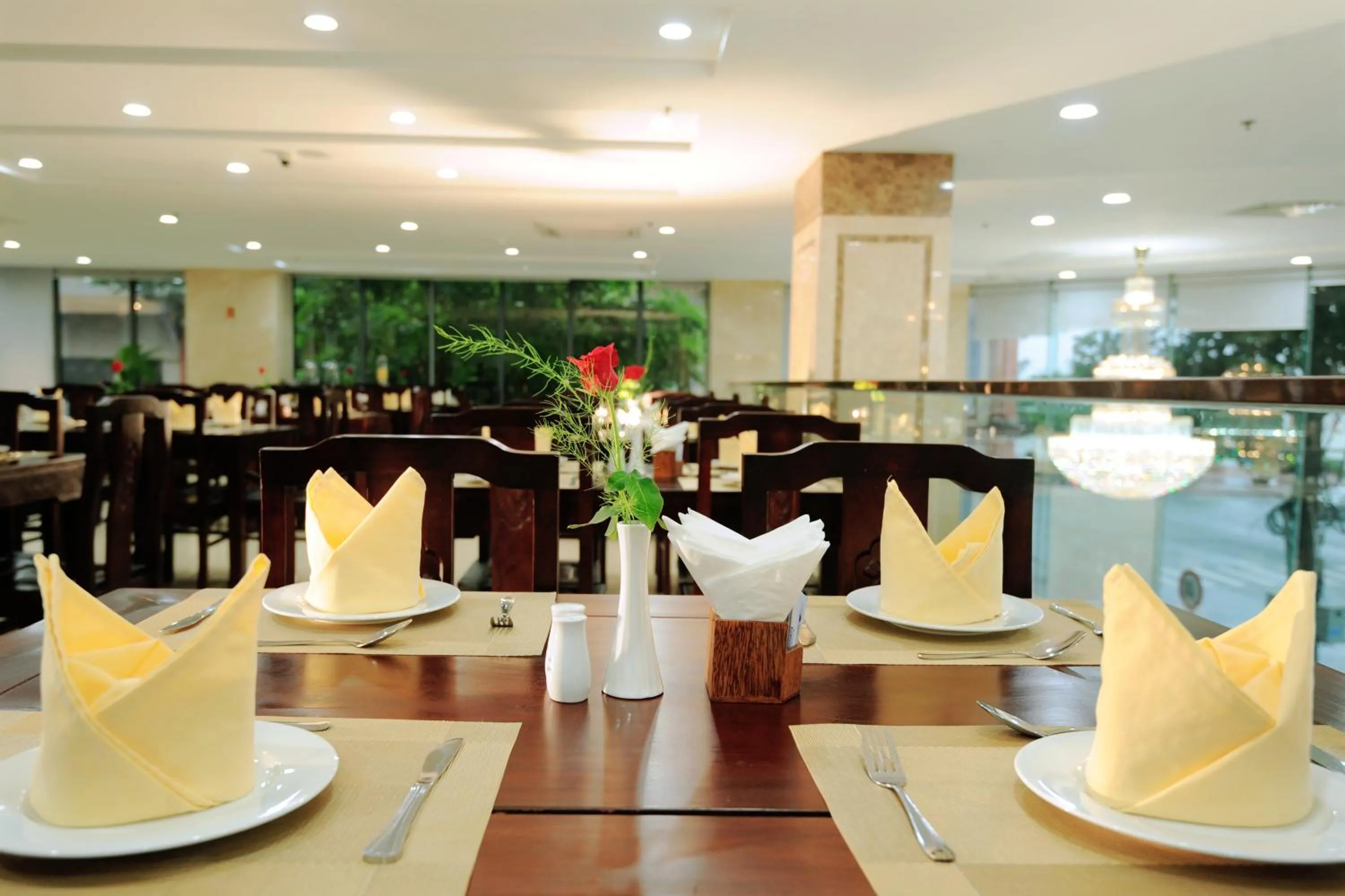 Restaurant/places to eat in Cuu Long Hotel