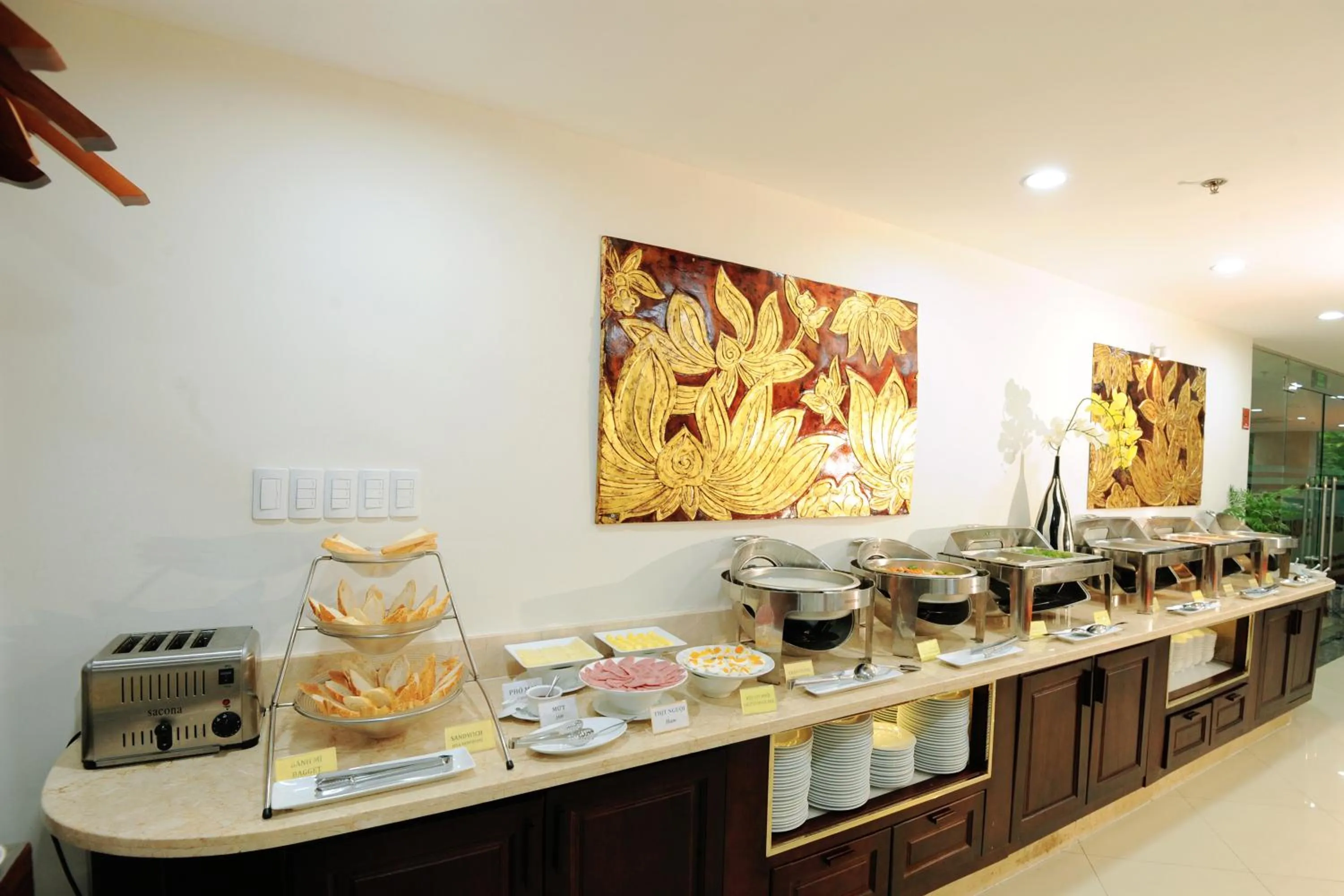 Restaurant/places to eat in Cuu Long Hotel