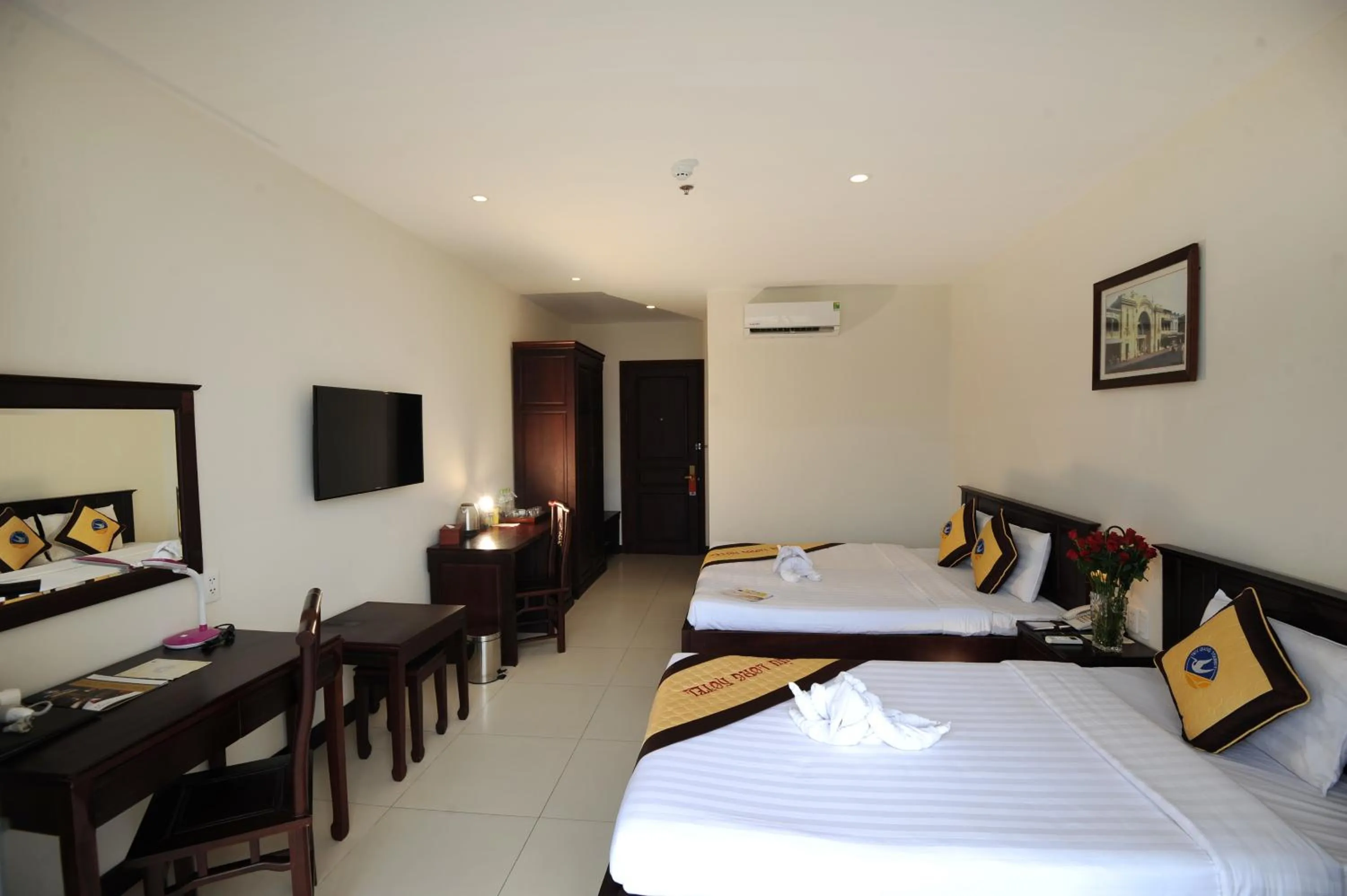 Communal lounge/ TV room, Bed in Cuu Long Hotel