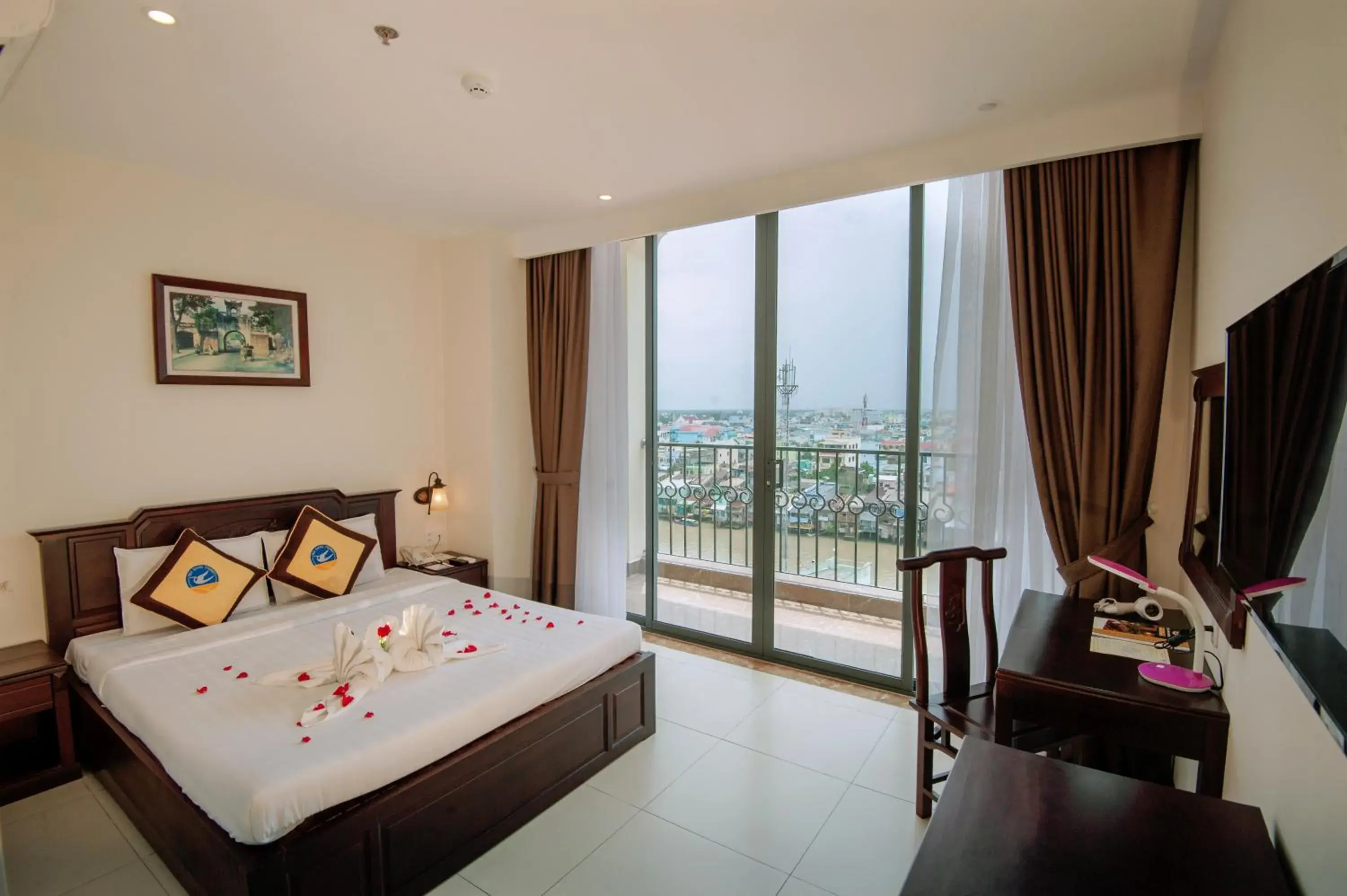 Double Room with Balcony in Cuu Long Hotel Double Room with Balcony in Cuu Long Hotel