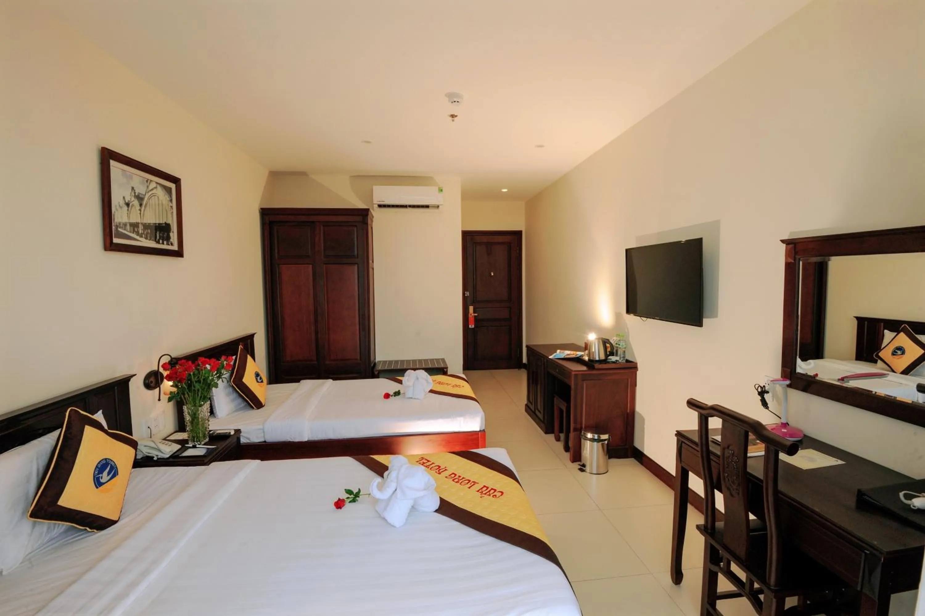 Communal lounge/ TV room, Bed in Cuu Long Hotel