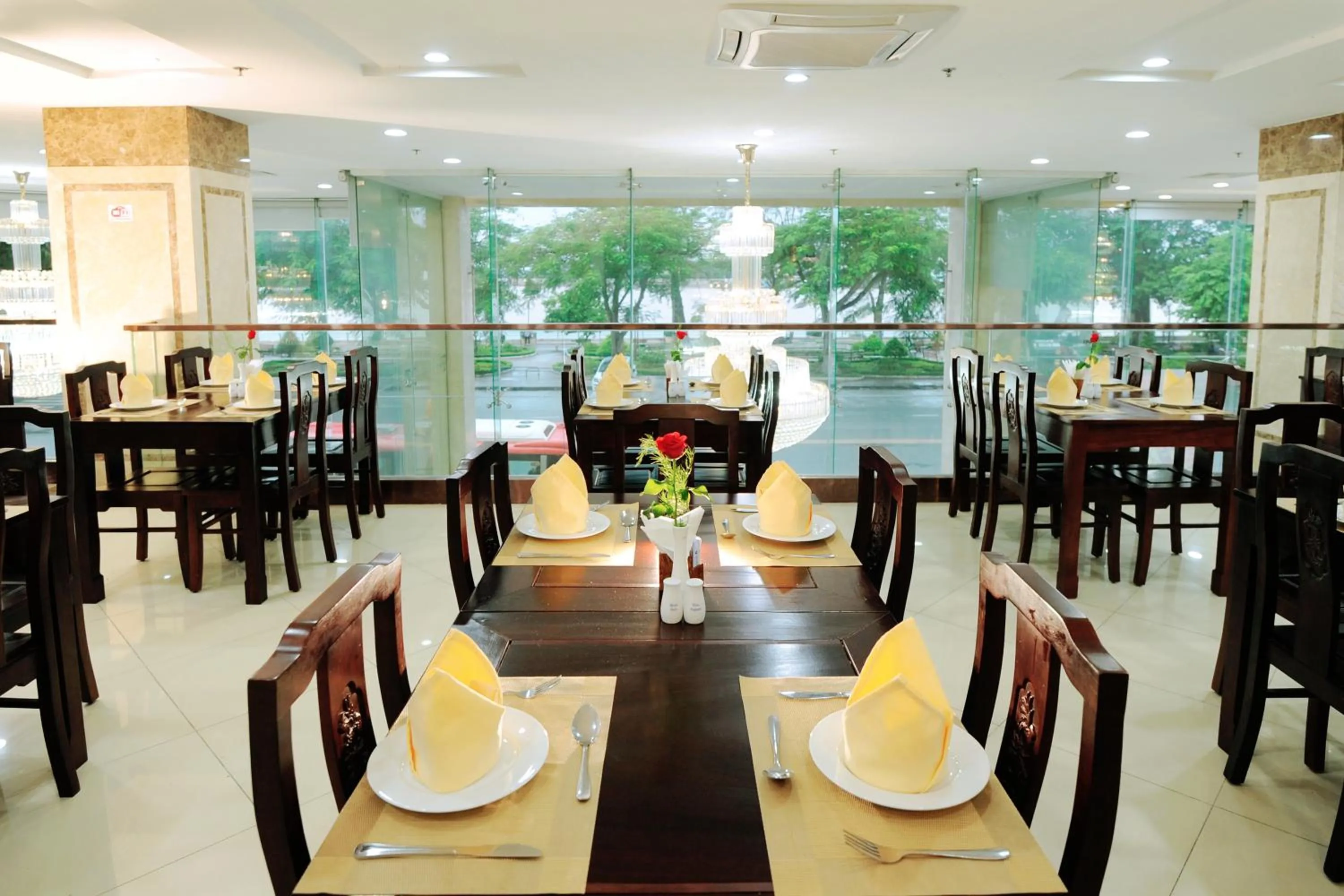 Restaurant/places to eat in Cuu Long Hotel