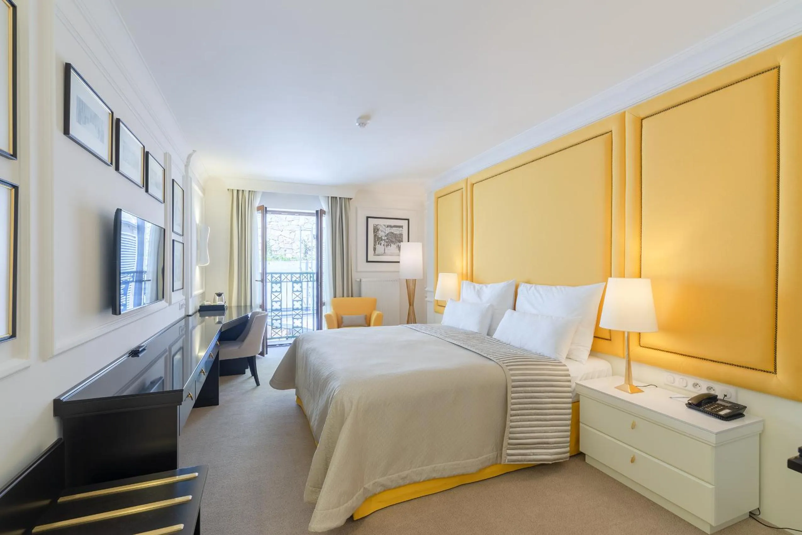 Balcony/Terrace, Bed in Boutique Hotel Corso