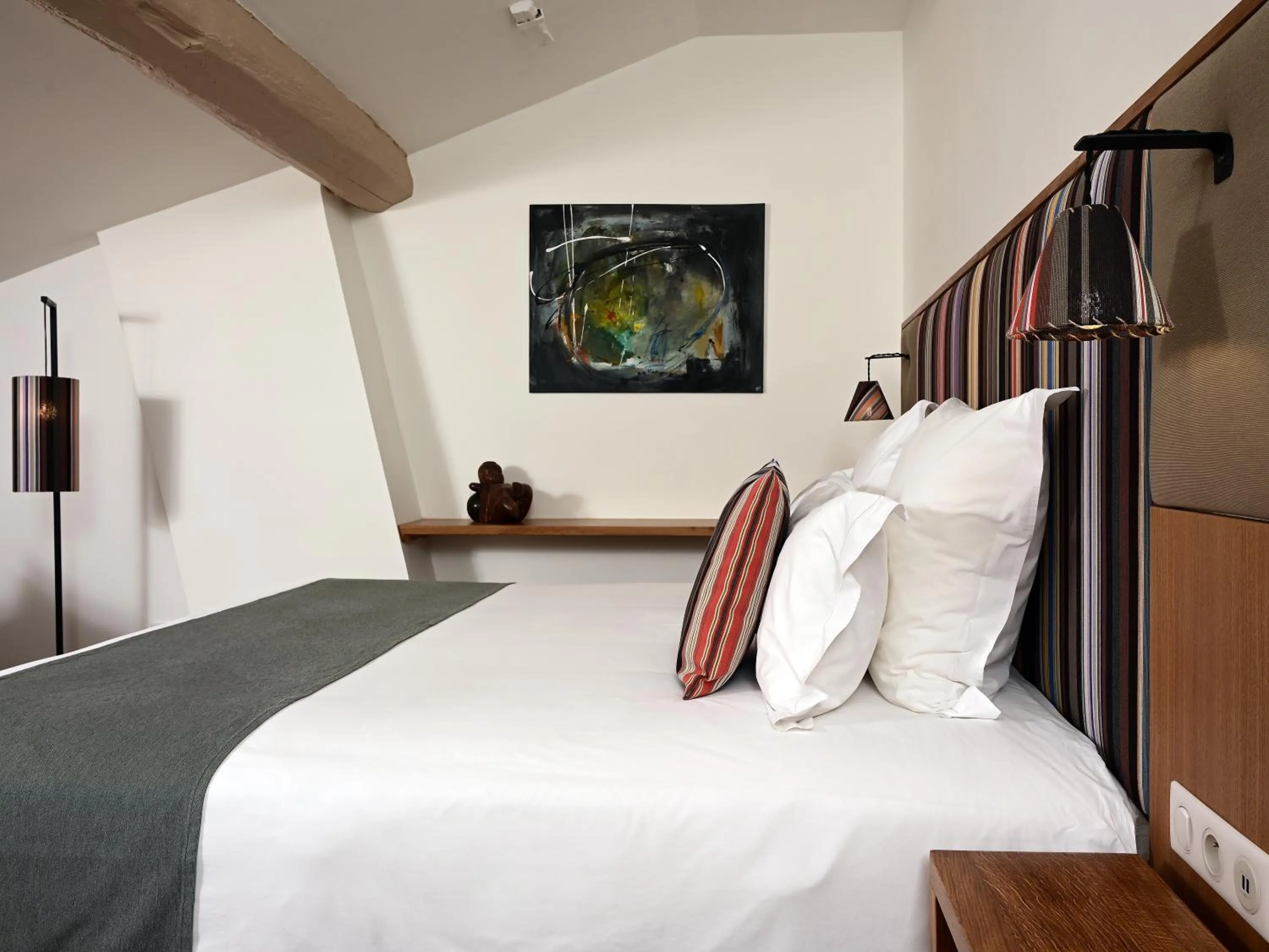 Photo of the whole room, Bed in L'Hostalet