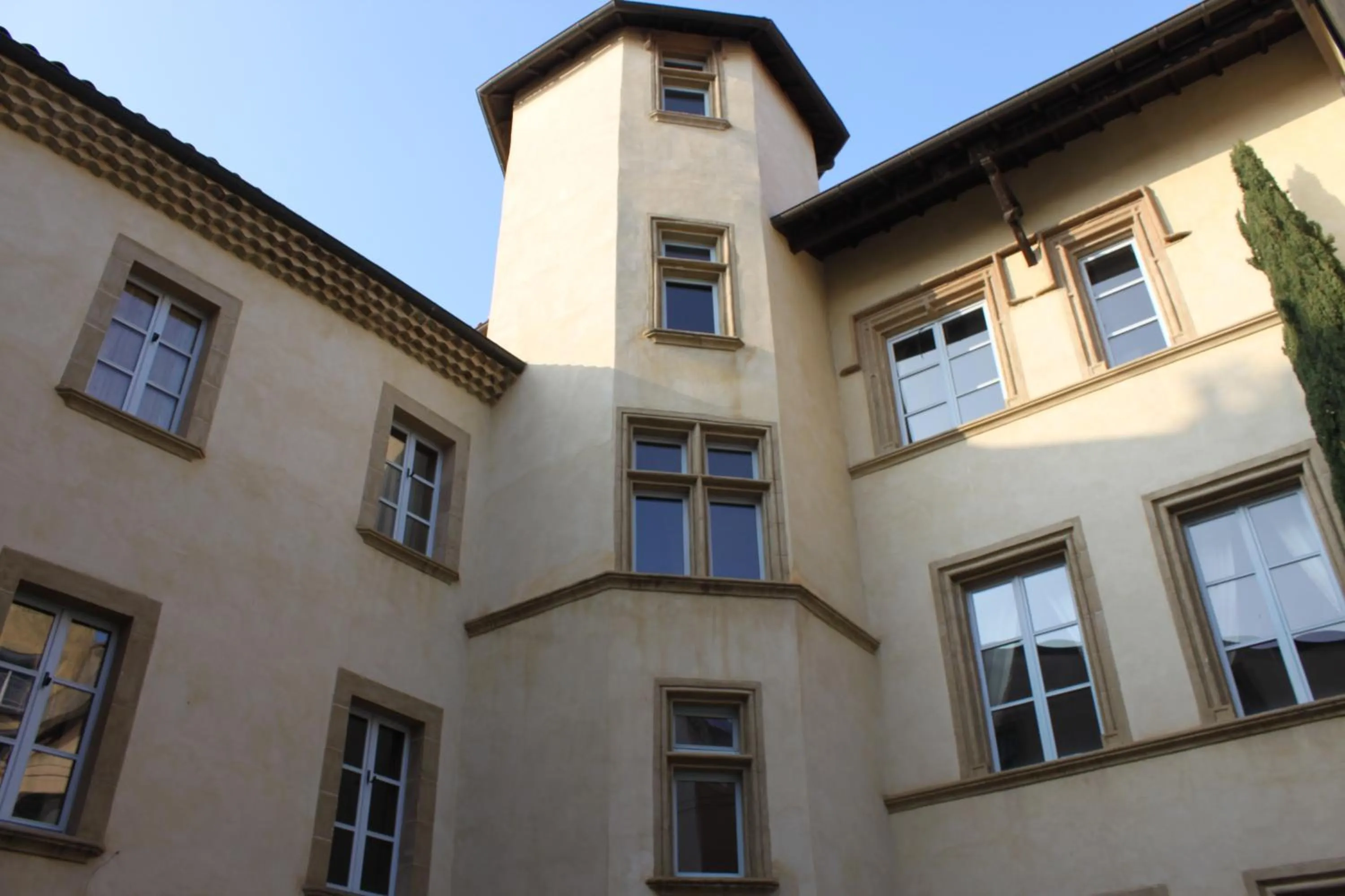 Property building in Maison de la Pra