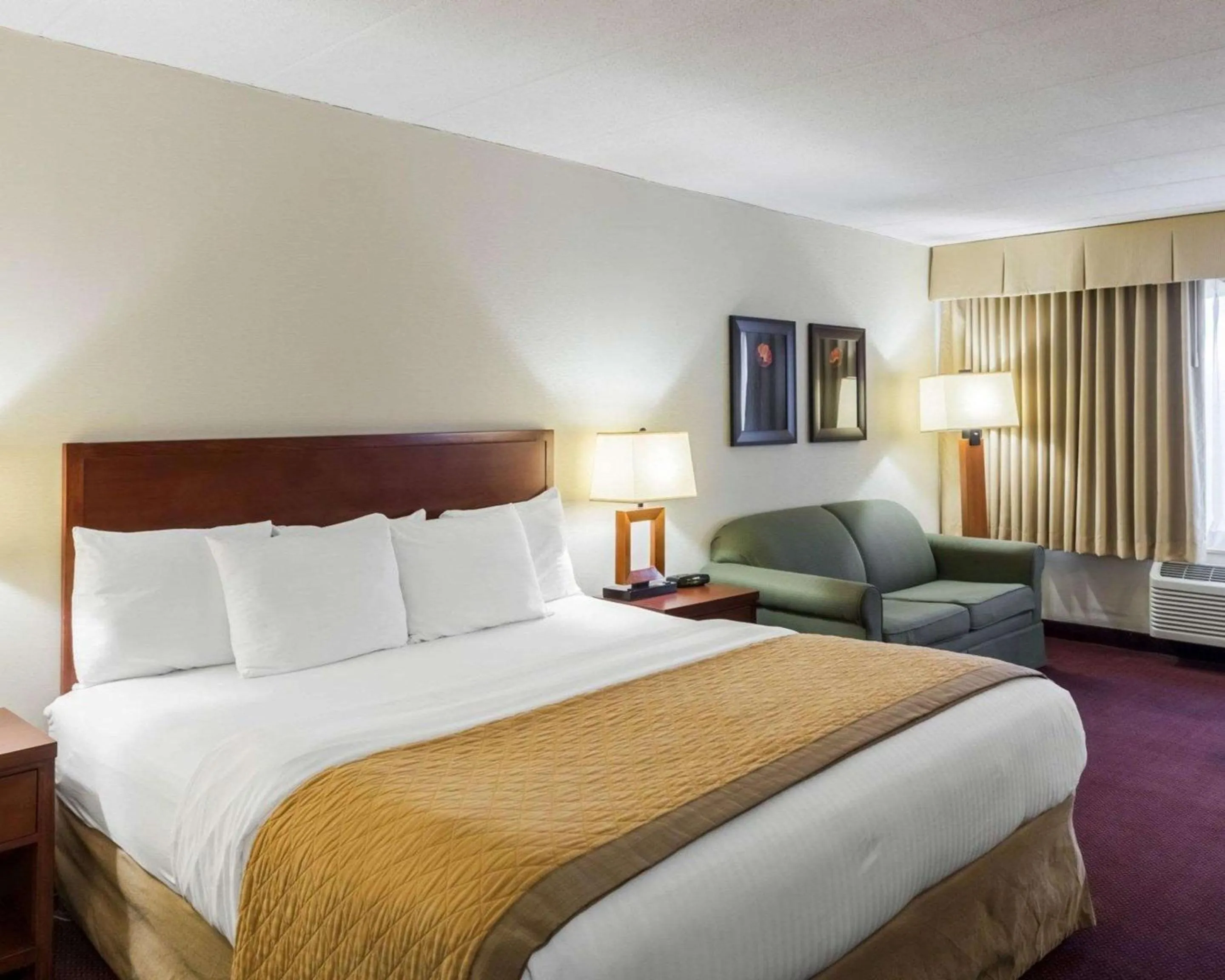 Bedroom, Bed in Clarion Hotel Somerset - New Brunswick