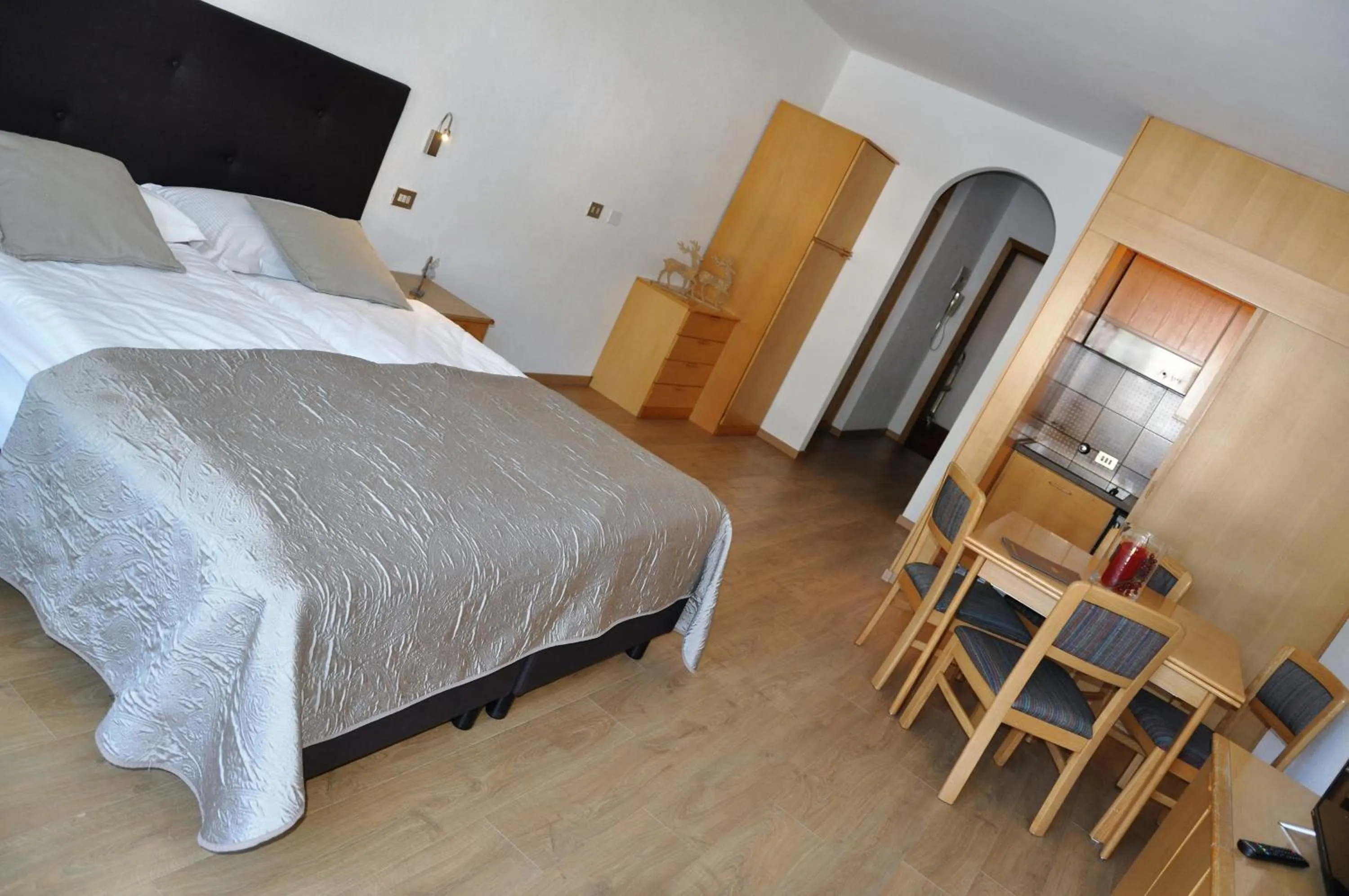 Kitchen or kitchenette, Bed in Residence Anda