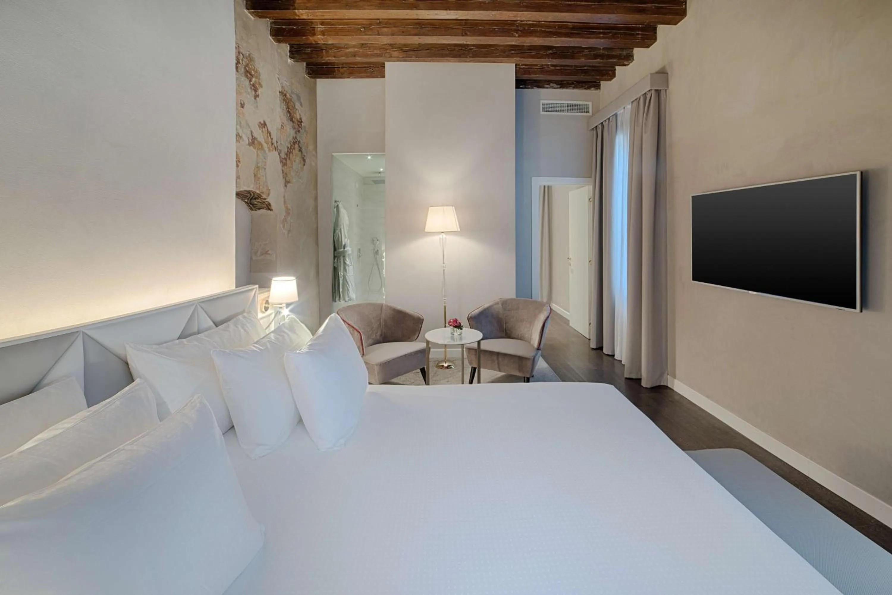 Photo of the whole room, Bed in NH Collection Palazzo Verona