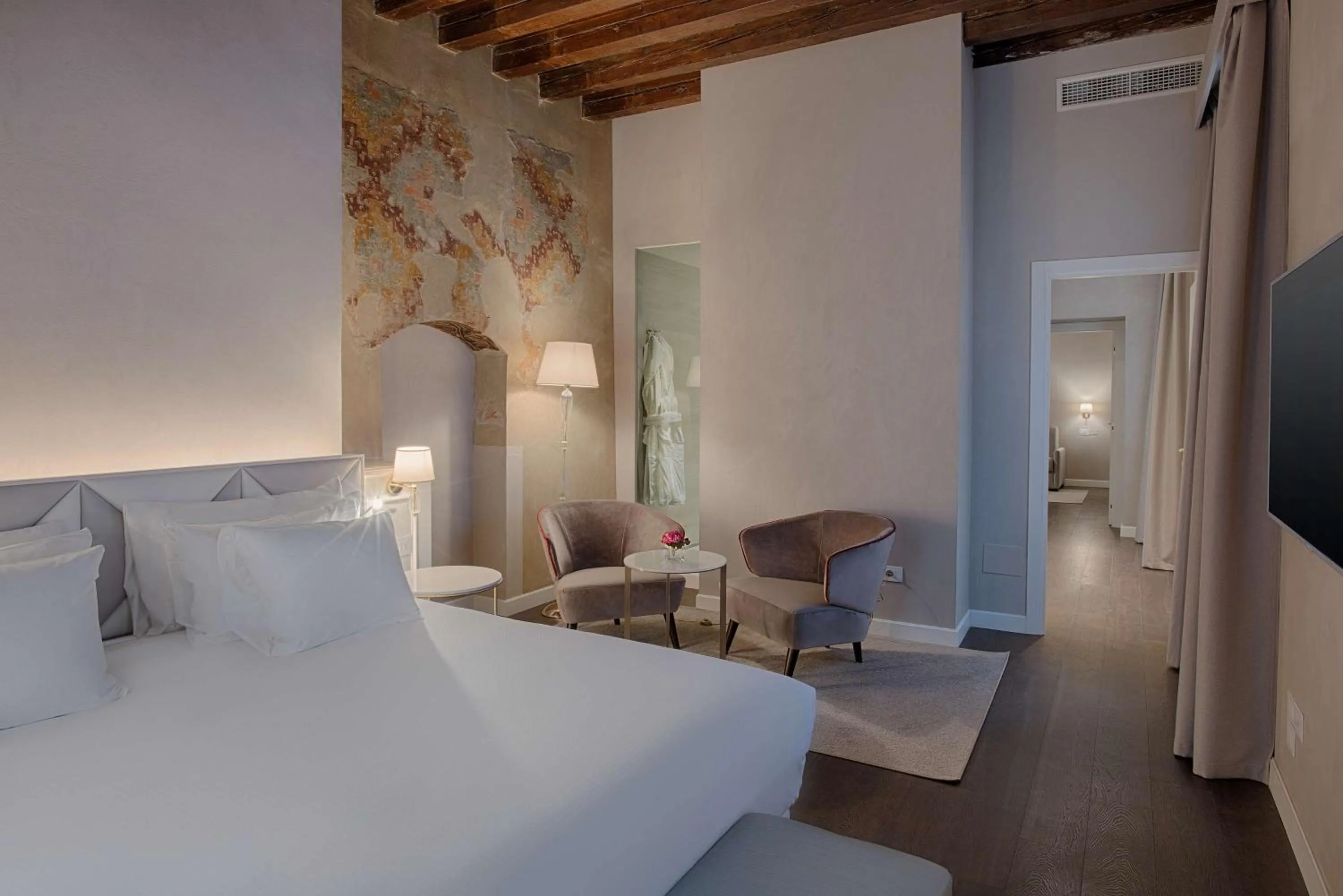 Photo of the whole room, Bed in NH Collection Palazzo Verona