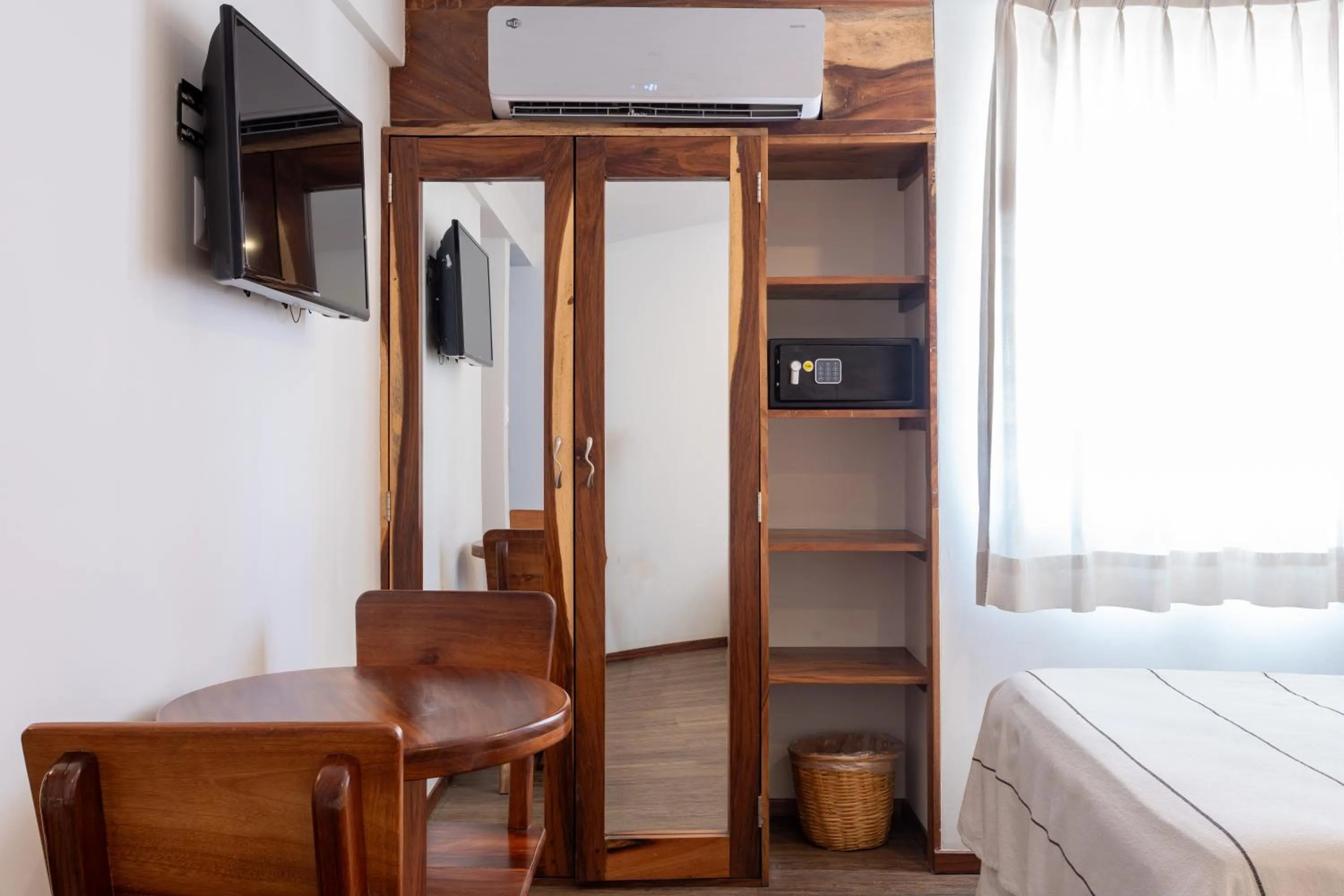 TV and multimedia, Bed in Hotel Suites Villasol