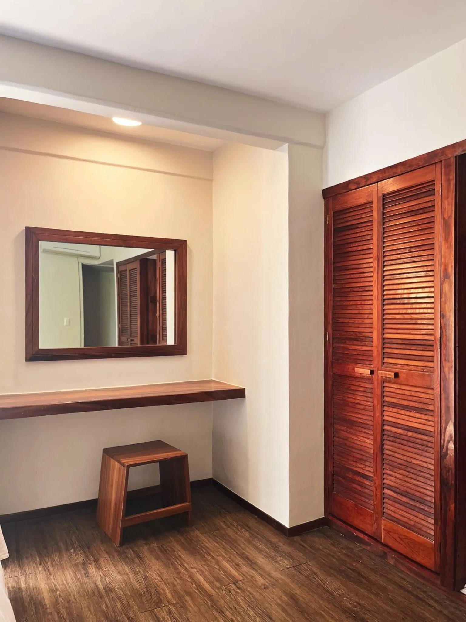 wardrobe in Hotel Suites Villasol