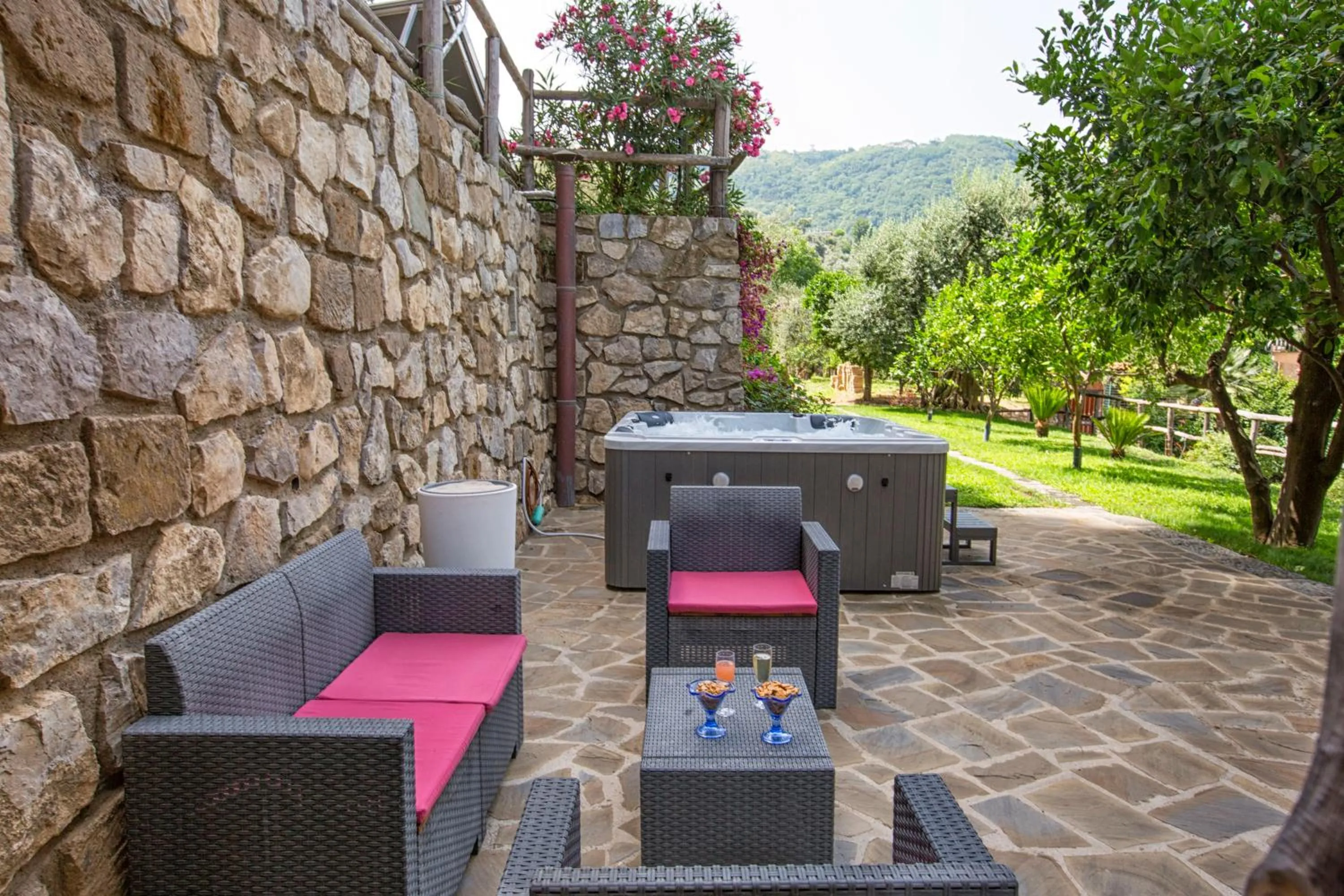 Hot Tub in Eterea Charming Suites