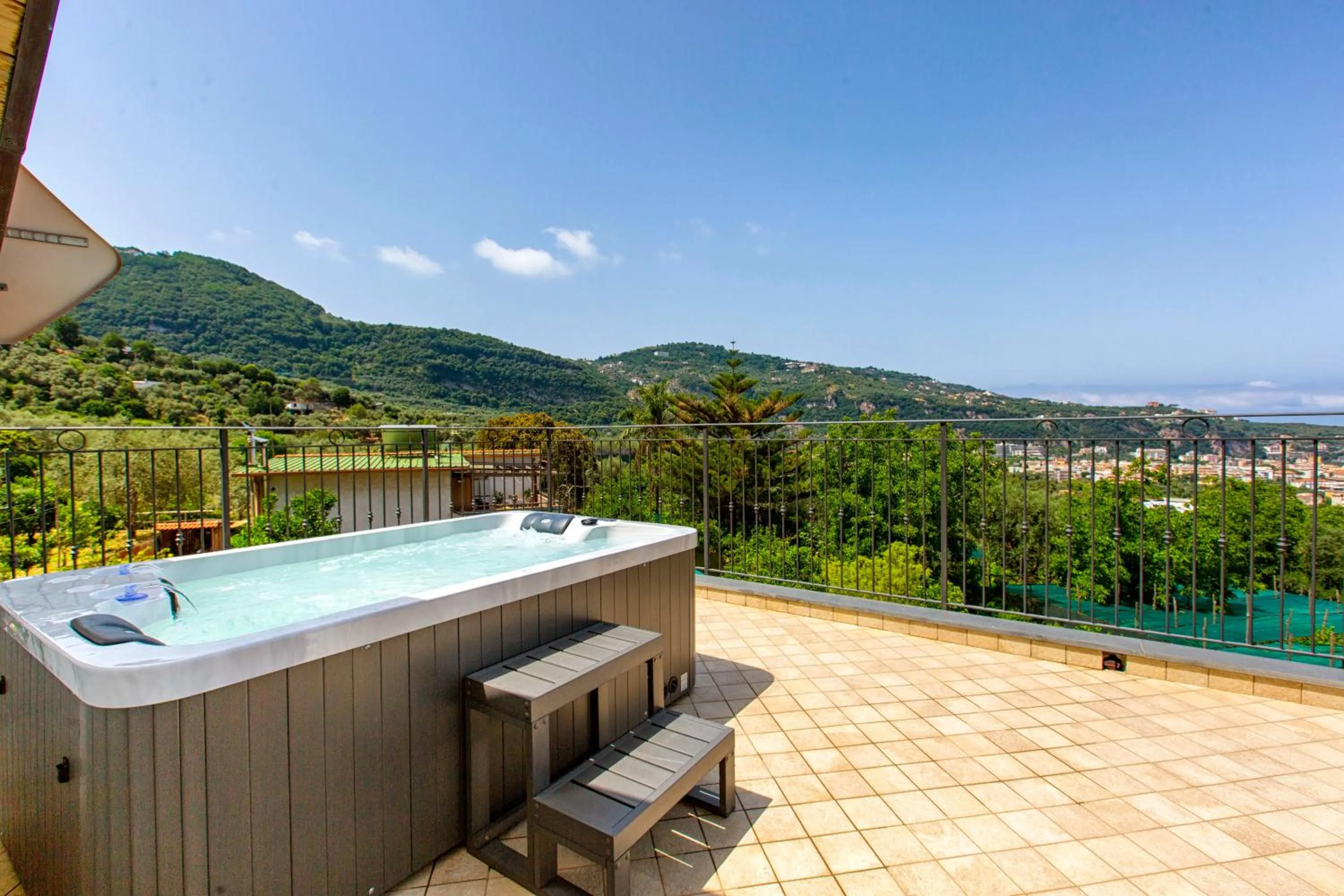 Hot Tub in Eterea Charming Suites