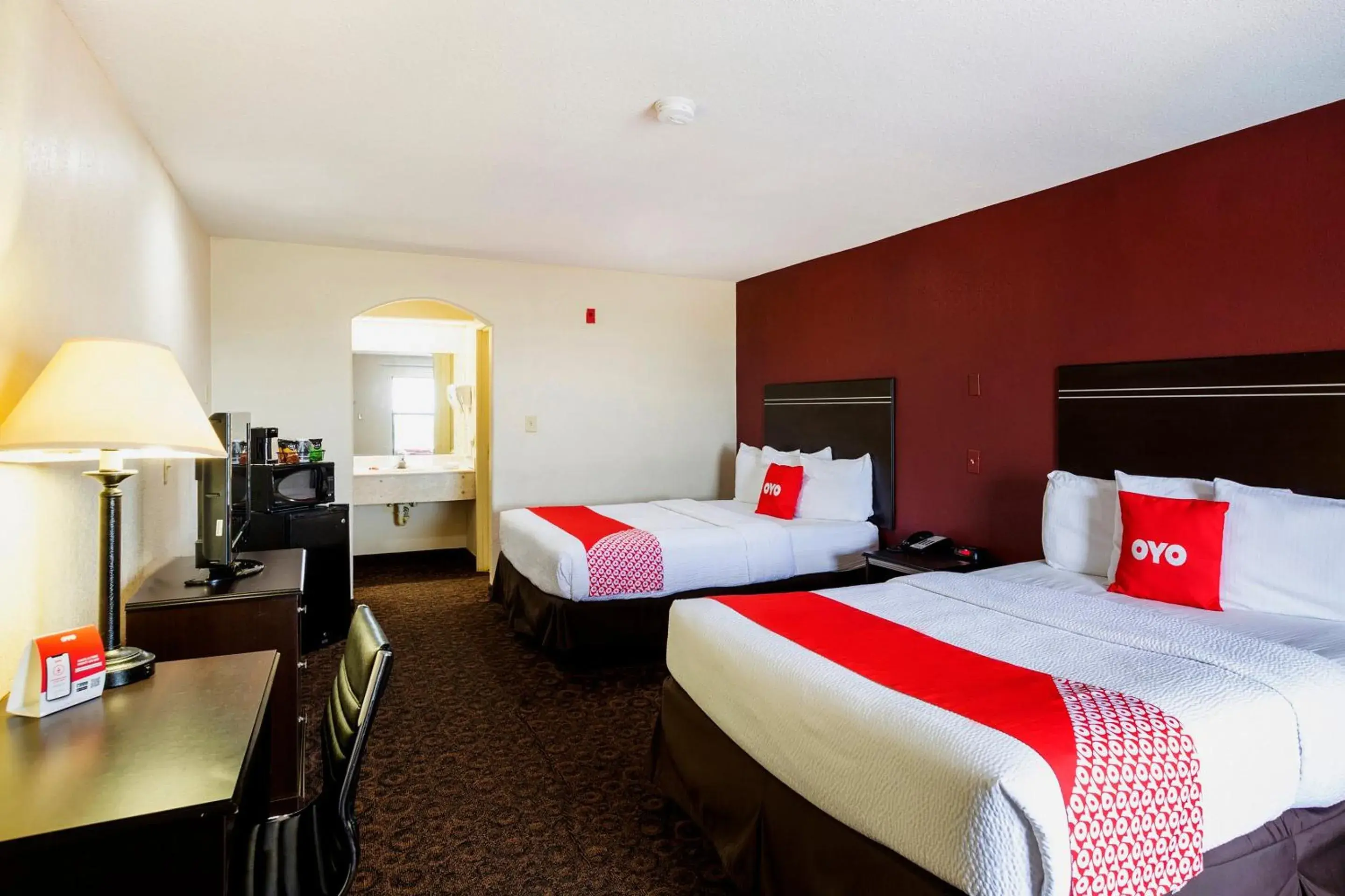 Queen Room with Two Queen Beds in OYO Hotel LSU Queen Room with Two Queen Beds in OYO Hotel LSU